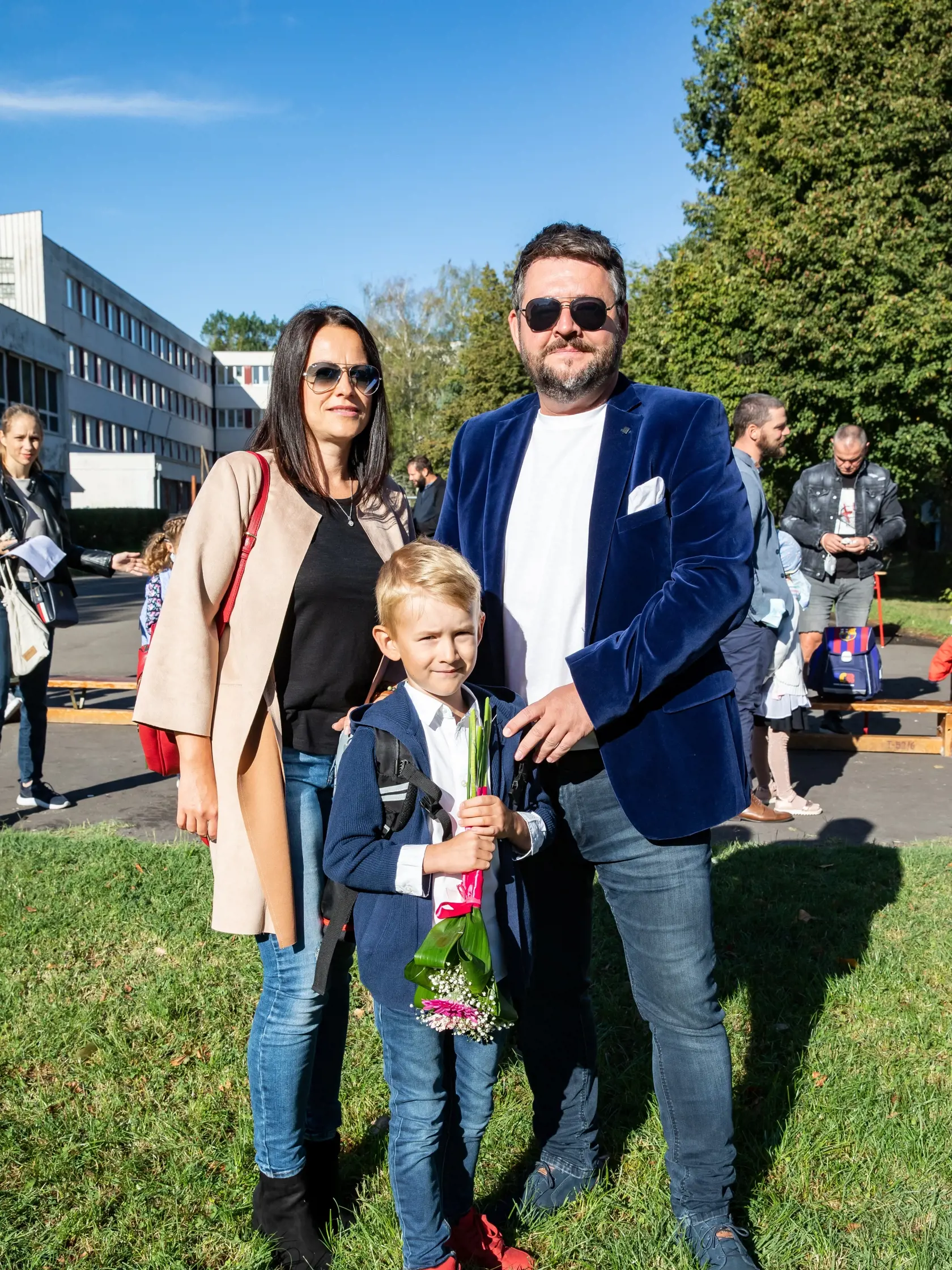 Herec Michal Hudák, jeho partnerka Denisa a ich syn Hugo.