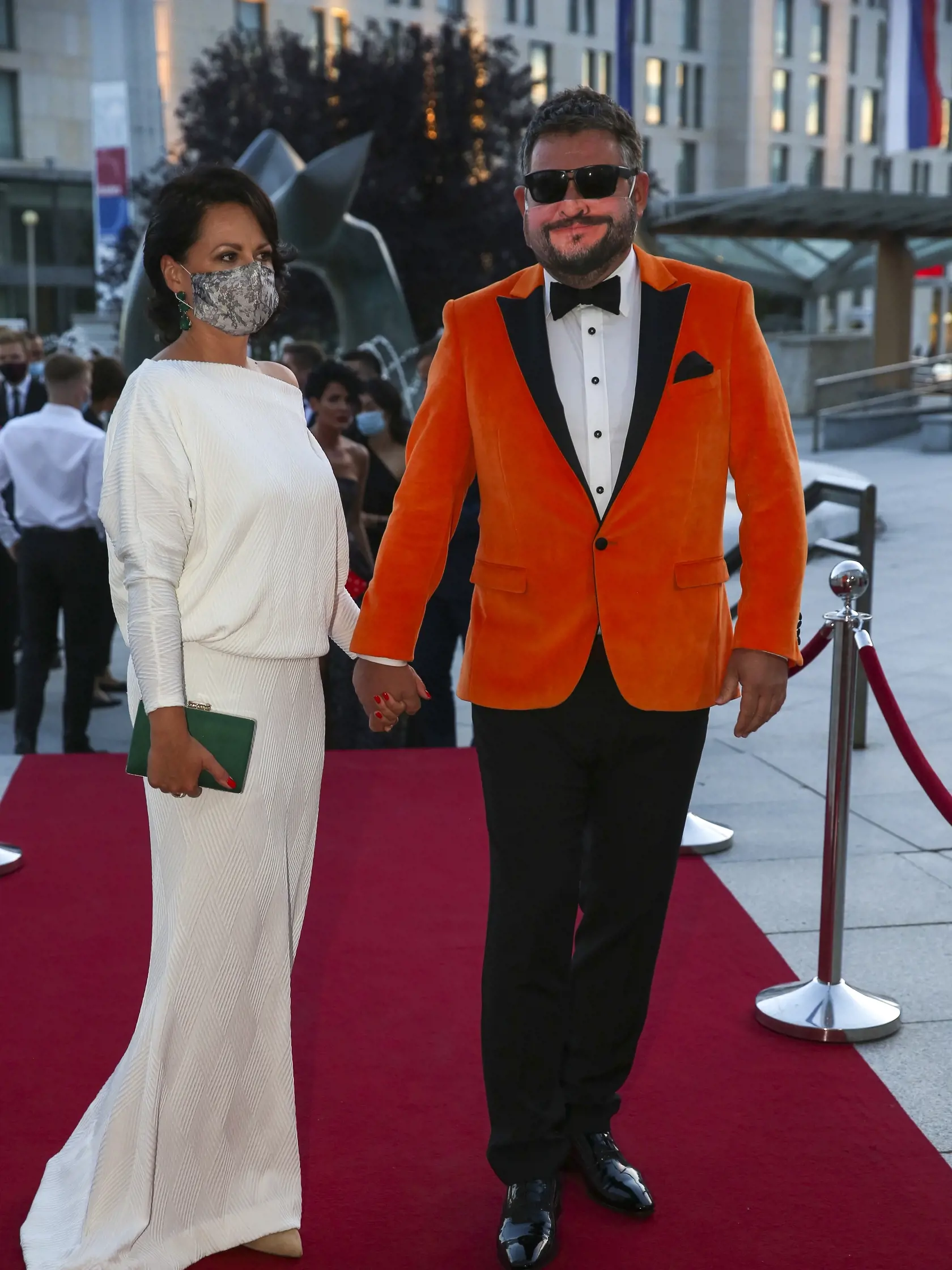 Príchody OTO 2020. 
Na snímke moderátor Michal Hudák s partnerkou.