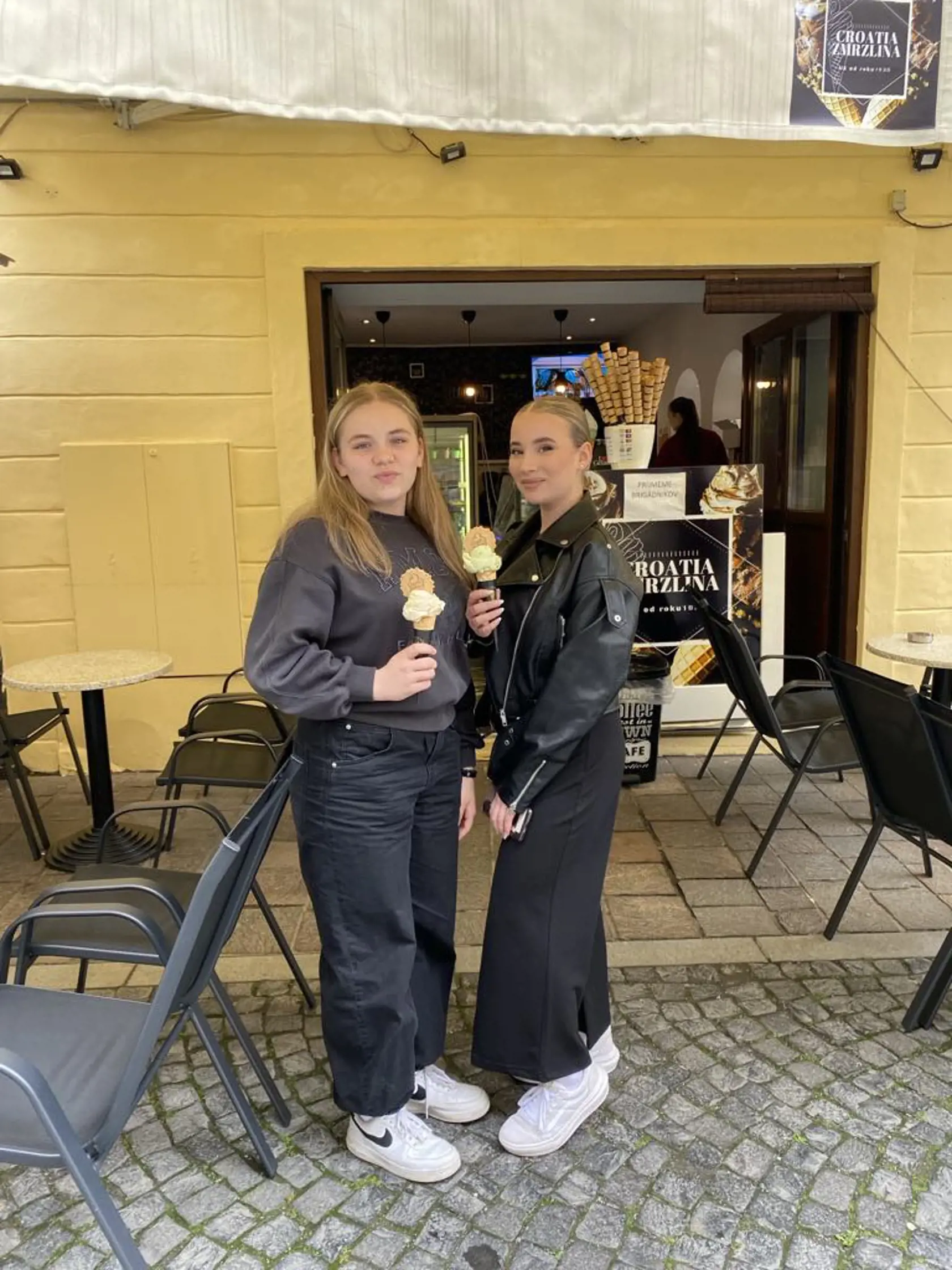 Najviac sa môžu tešiť Prešovčania. V centre mesta tu totiž stojí zmrzlina 1 euro. Sorbet je o 50 centov drahší. Oproti minulému roku sa tu ceny nezvyšovali. „Dve eurá za kopček by už bolo veľa,“ zhodli sa Dana (15) a Sára (13).
