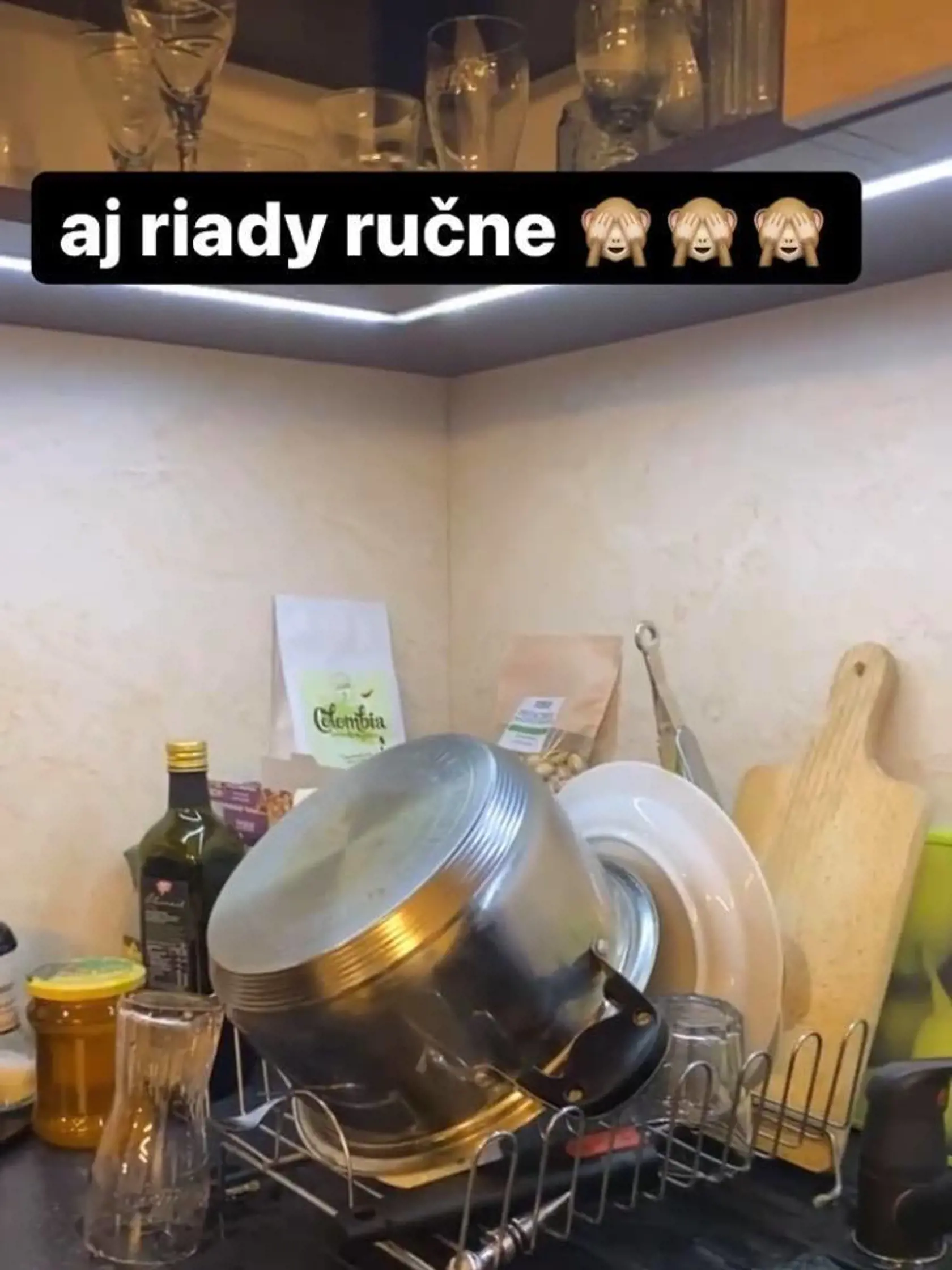 Juraj Šeliga je skutočný muž činu! Na sociálne siete pravidelne postuje to, že domáce práce mu vôbec nesmrdia!