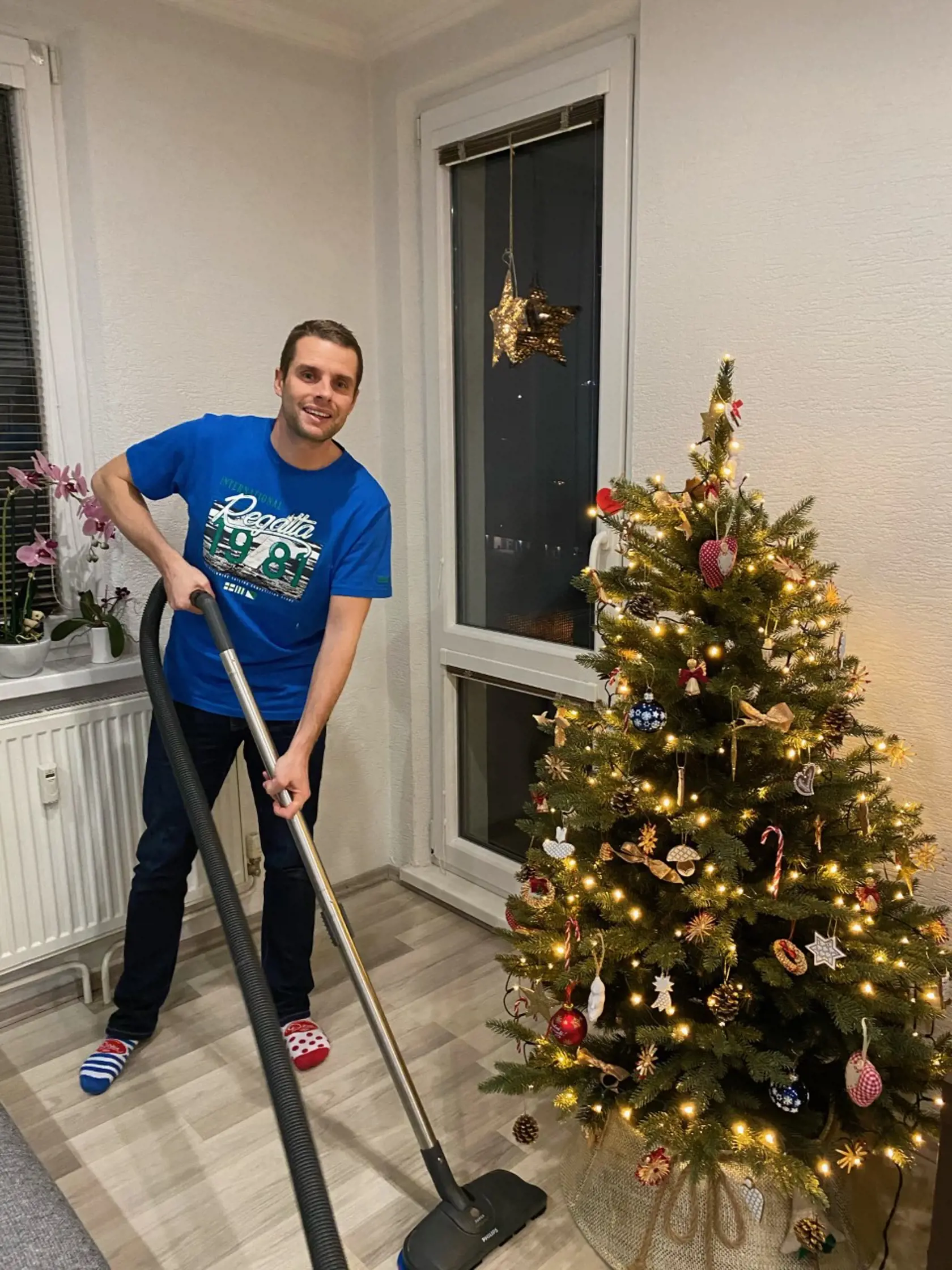 Doma sa riadne zapája aj siplomat a štatný tajomník Martin Klus!