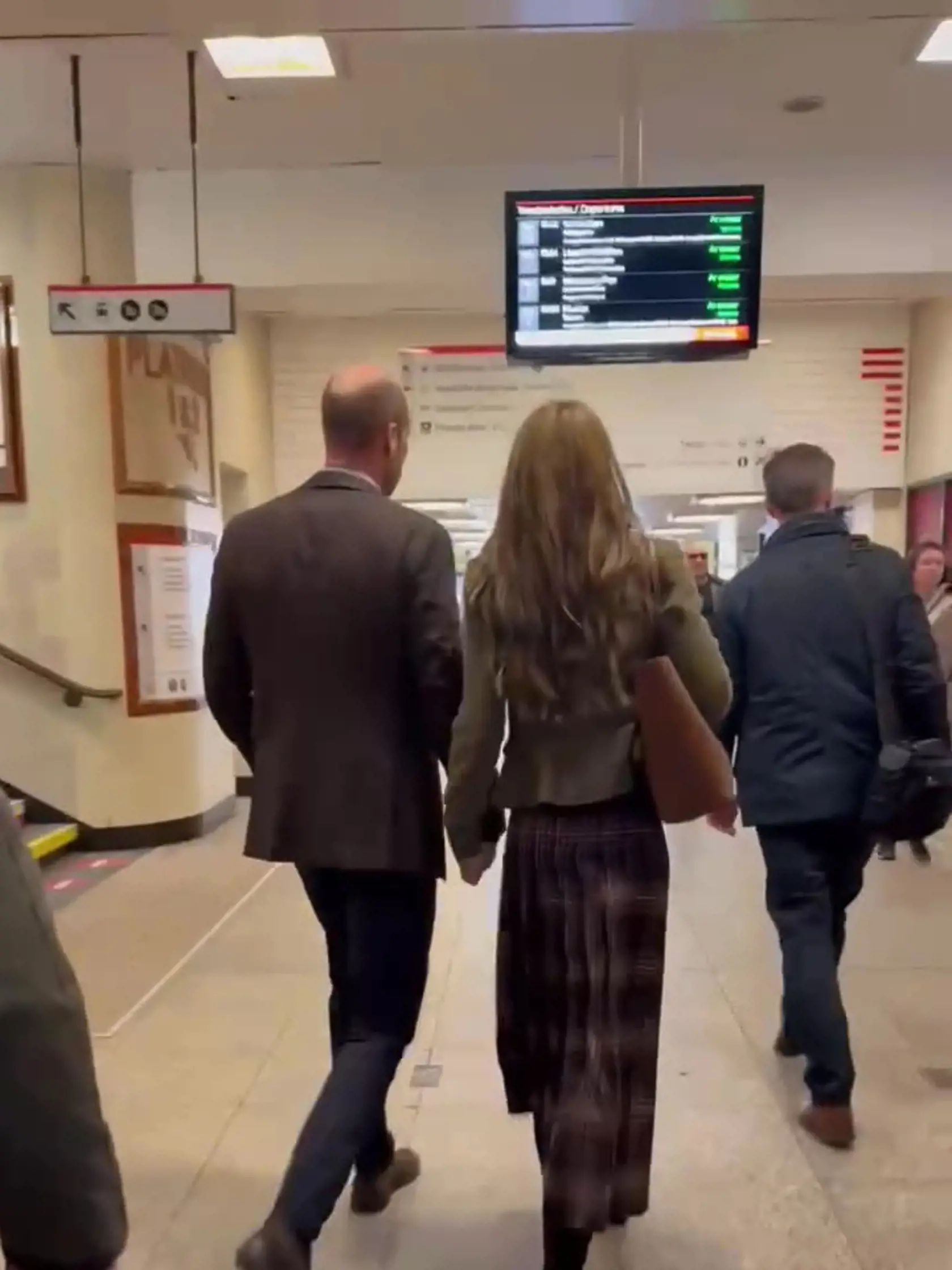 Princezná Kate a princ William ako bežný pár na vlakovej stanici.