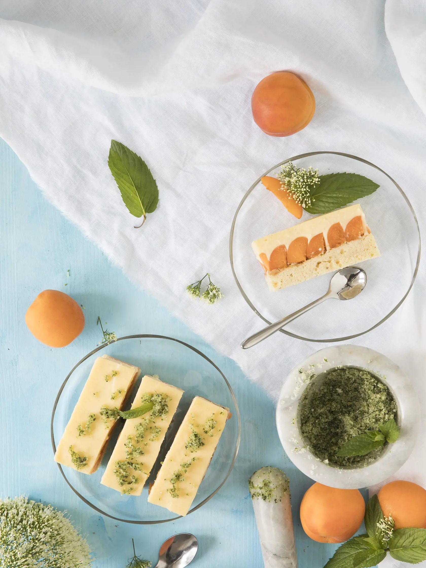 marhuľovo - pudingové rezy
recept:
10 KÚSKOV, PRÍPRAVA 35 MINÚT, PEČENIE 35-40 MINÚT
Na korpus:
• 150 g masla • 140 g krupicového cukru • 2 vajcia • 180 g hladkej múky • 60 g mletých lieskových orieškov
• 1 lyžička kypriaceho prášku • štipka soli • rum na navlhčenie
Na puding:
• 160 ml mlieka • 500 ml smotany na šľahanie • 6 žĺtkov • 80 g krupicového cukru • 20 g kukuričného škrobu
• 1 lyžička vanilkového extraktu
Na mätový cukor:
• 3 lyžice kryštálového cukru •
