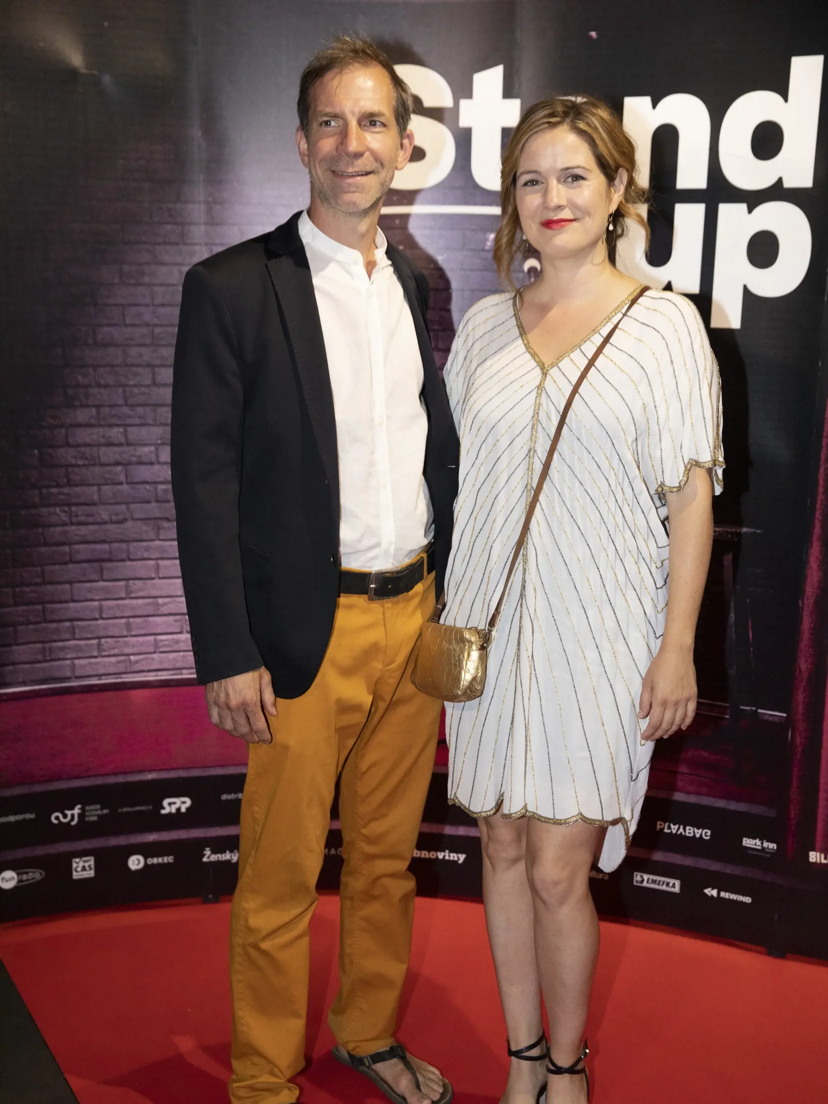 Ondrej si na premiéru obul pánske šľapky. Jeho partnerka stavila na mini šaty.