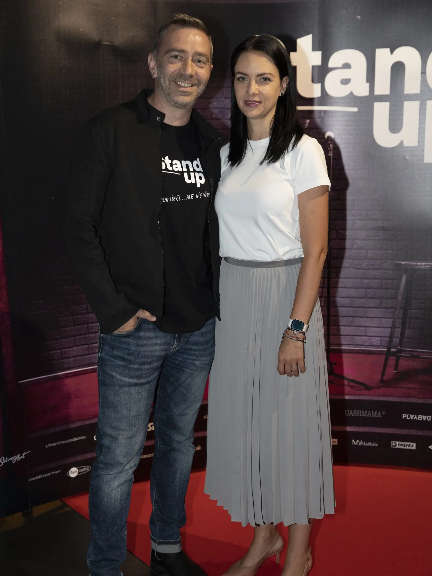 Stand up komik Michael Szatmary s partnerkou Zuzanou.