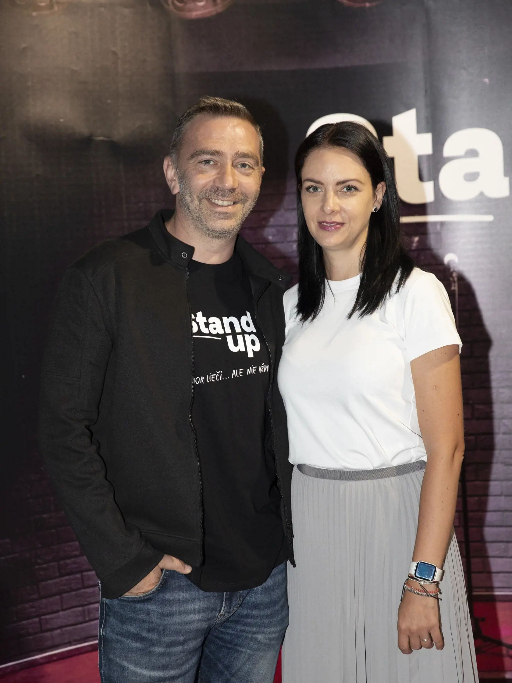 Stand up komik Michael Szatmary s partnerkou Zuzanou.