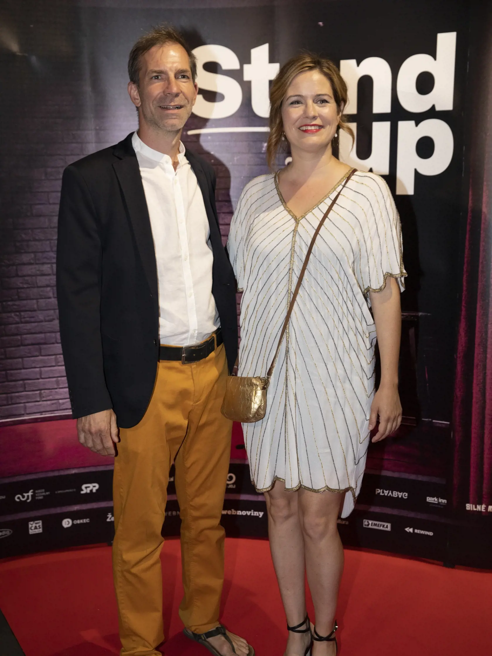 Ondrej si na premiéru obul pánske šľapky. Jeho partnerka stavila na bledé mini šaty.