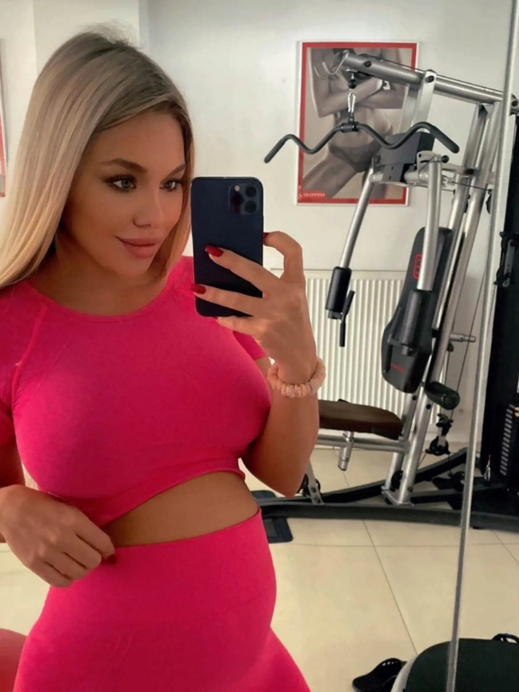 No vlny internetu aktuálne rozvírila aj matka Kollárovho trinásteho dieťaťa. Aj keď krásnu tehuľku nechal Kollár tentokrát doma, Laura (28) nelení a pravidelne zverejňuje snímky na sociálnej sieti s rastúcim tehotenským bruškom. Aktuálne sa pochválila snímkou z fitnes centra, kde ju vidno v sexi ružovom športovom oblečení.