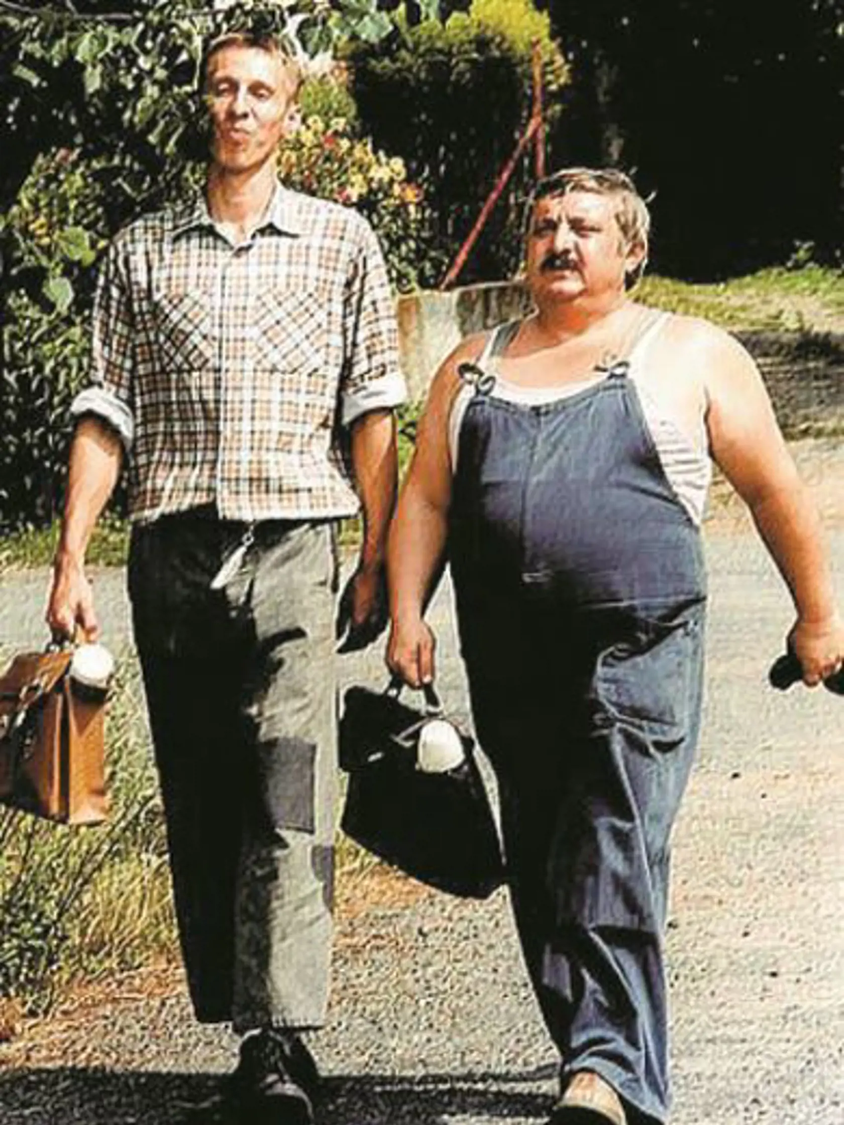 Marián Labuda s povestnou aktovkou vo Vesničko má středisková.