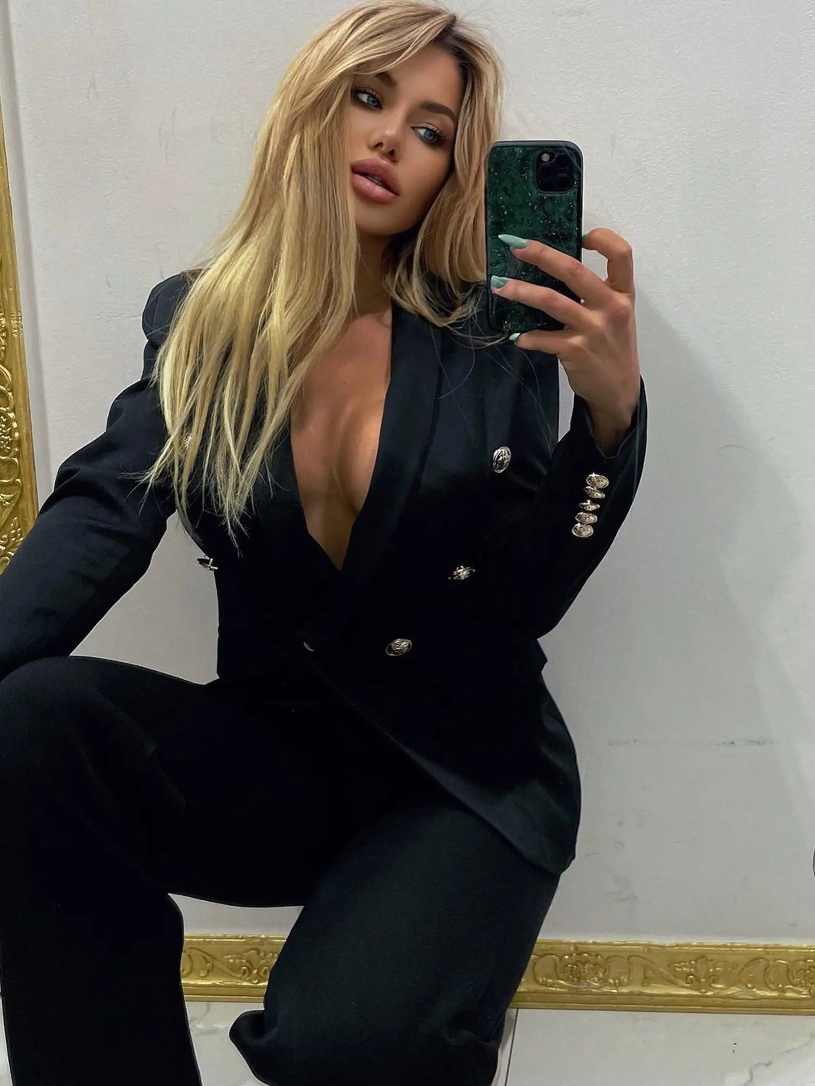 Aj keď Vizváryová doteraz tehotenstvo oficiálne nepotvrdila, vo svojom profile na sociálnej sieti viackrát uverejnila záhadné fotografie, ktoré dokazujú, že sa na príchod novej ratolesti poctivo pripravuje. Zverejnila napríklad aj záber z obchodu s luxusnými detskými postieľkami.