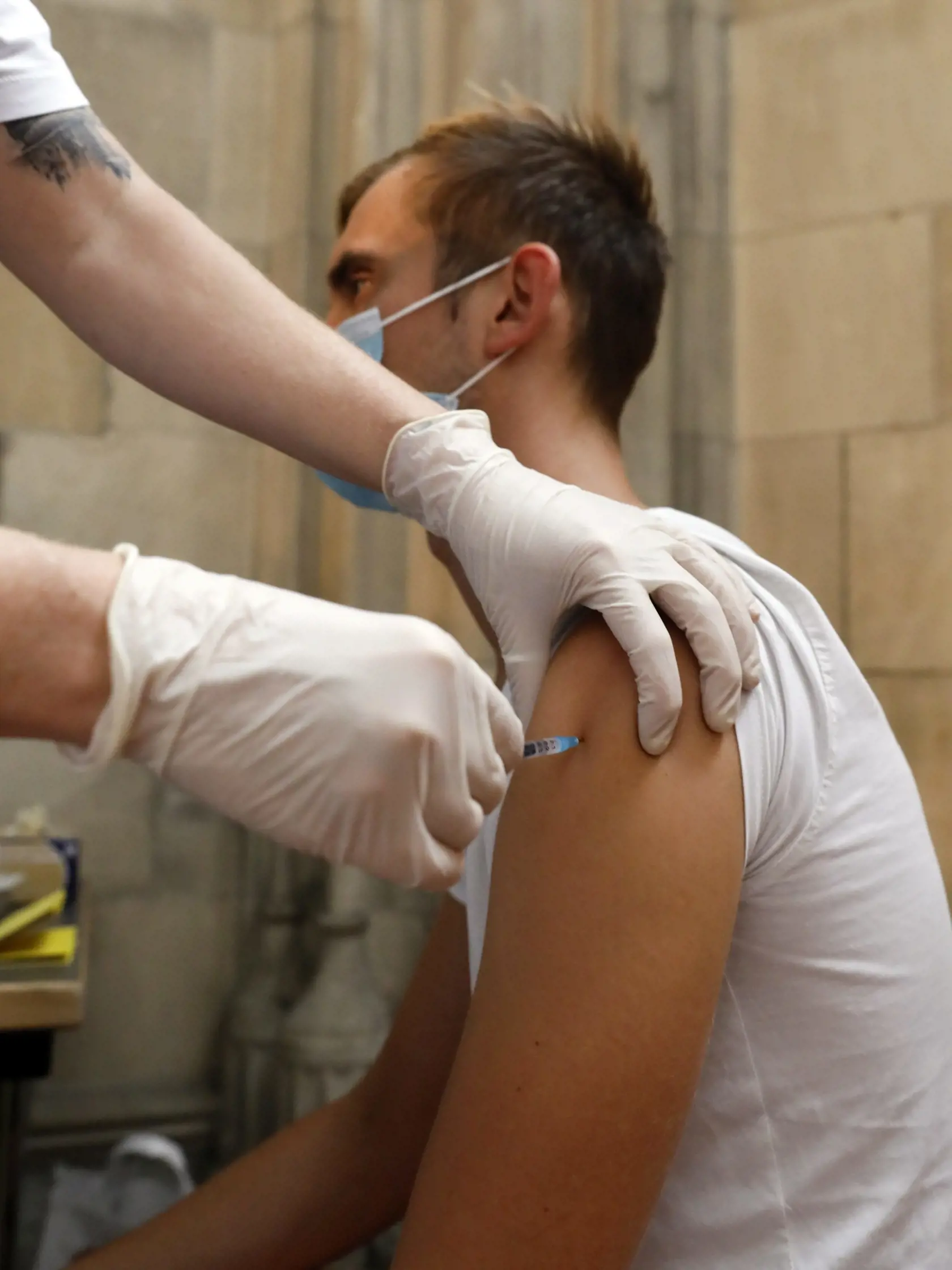 KK16 Viedeň - Muž počas očkovania proti ochoreniu Covid-19 vakcínou od konkorzia Pfizer/Biontech v Dóme sv. Štefana vo Viedni 13. augusta 2021. FOTO TASR/AP
A patient receives the Pfizer COVID-19 vaccine against the new coronavirus in one of Austria's most iconic buildings, the St. Stephan's Cathedral in the city center Vienna, Austria, Friday, Aug. 13, 2021. (AP Photo/Lisa Leutner)