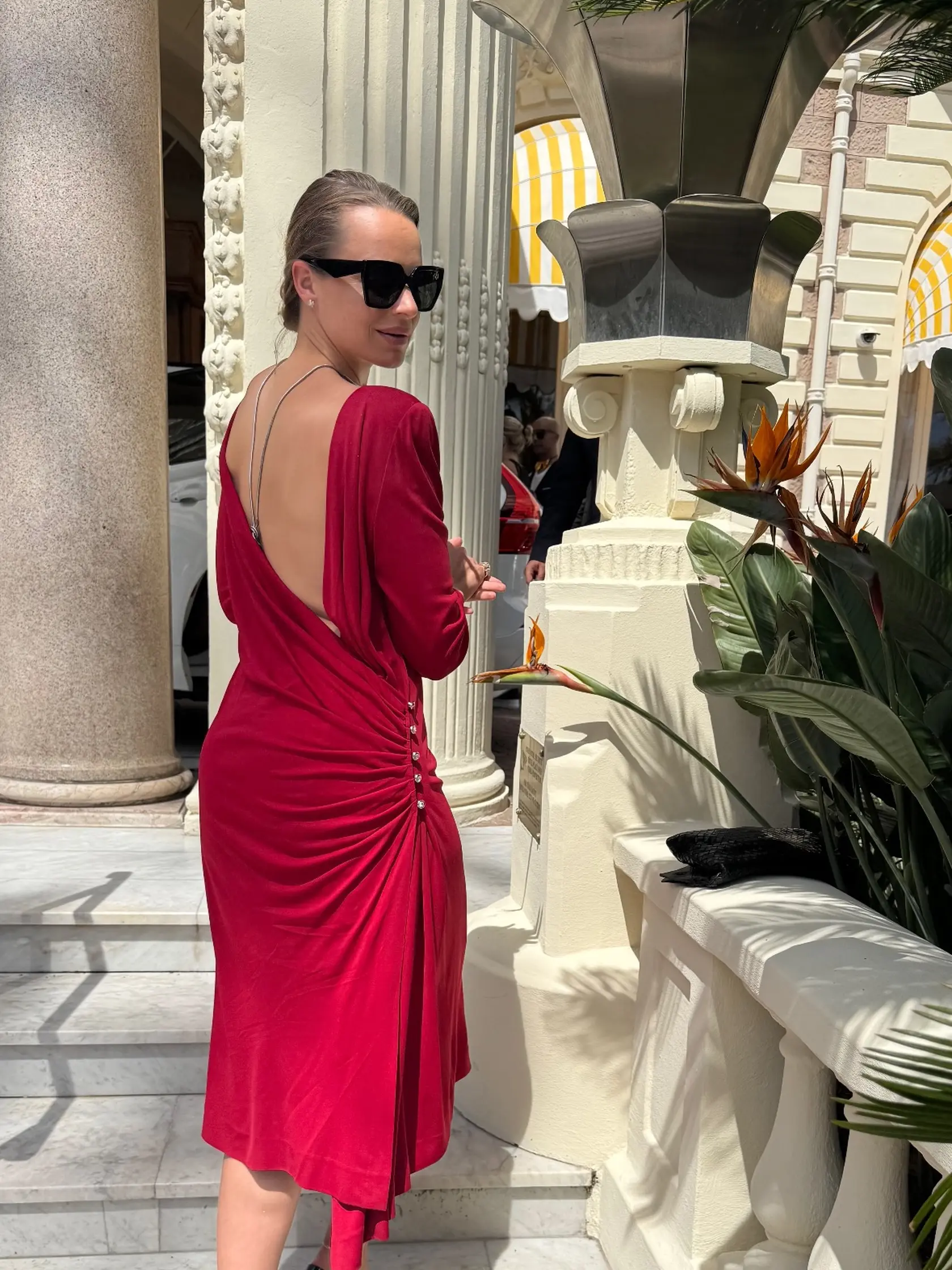 Romana Tabaková sa ukázala v Cannes, kde predviedla červené šaty s odhaleným chrbtom. 