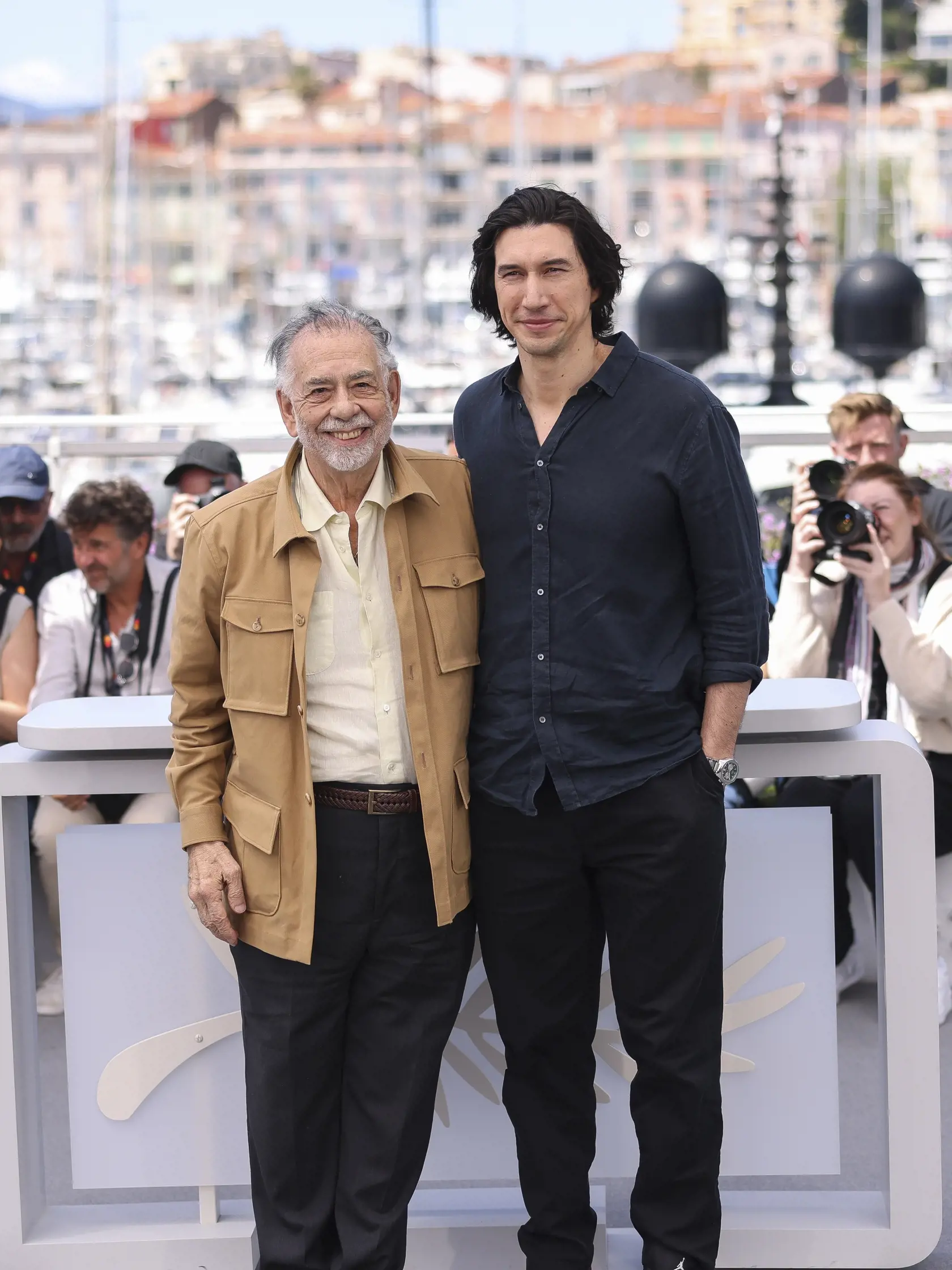 Režisér Francis Ford Coppola (vľavo) a americký herec Adam Driver pózujú fotografom počas príchodu na fototermín k filmu Megalopolis na 77. ročníku Medzinárodného filmového festivalu v Cannes 17. mája 2024.