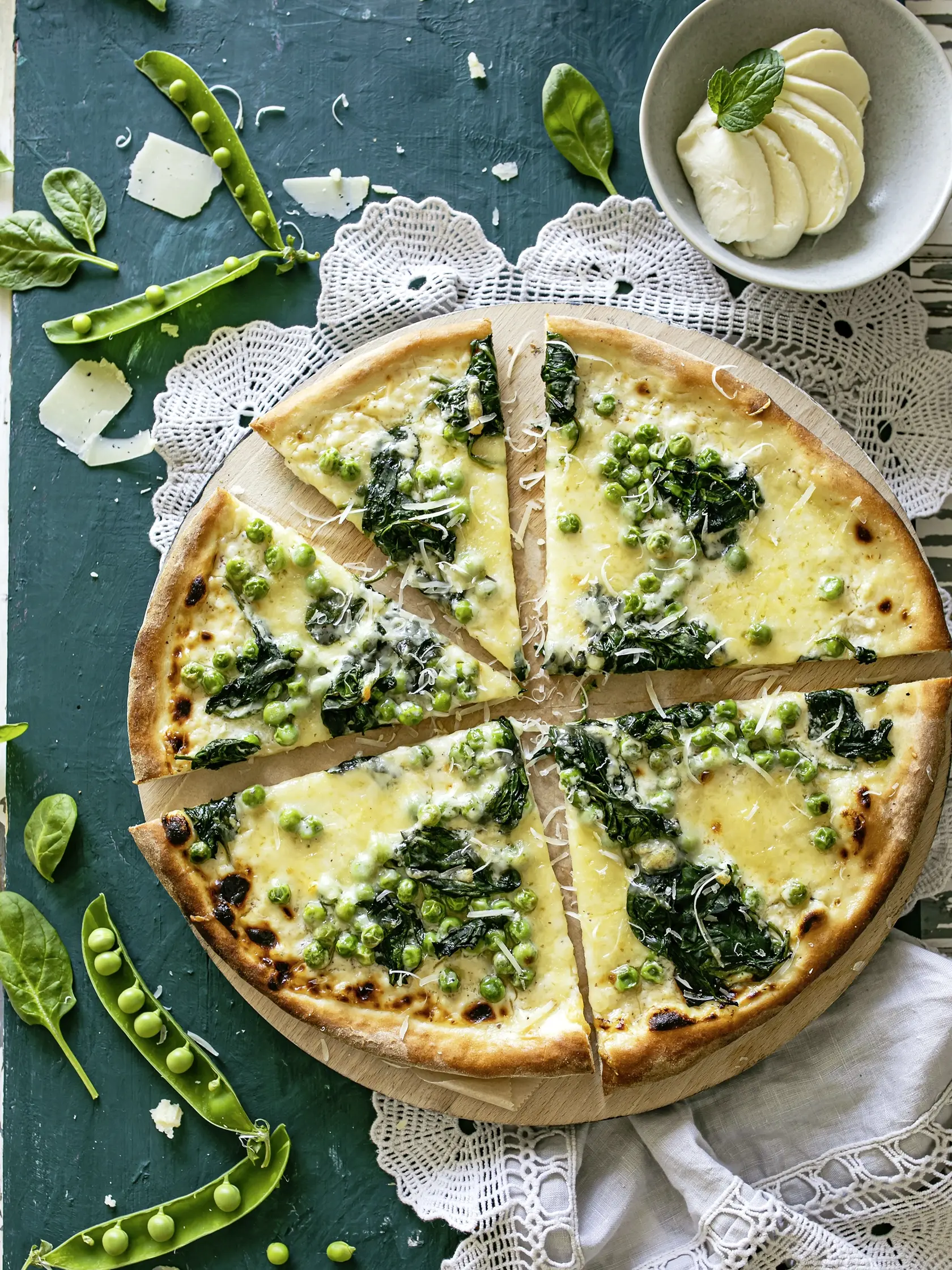 Pizza s hráškom a bielou omáčkou.