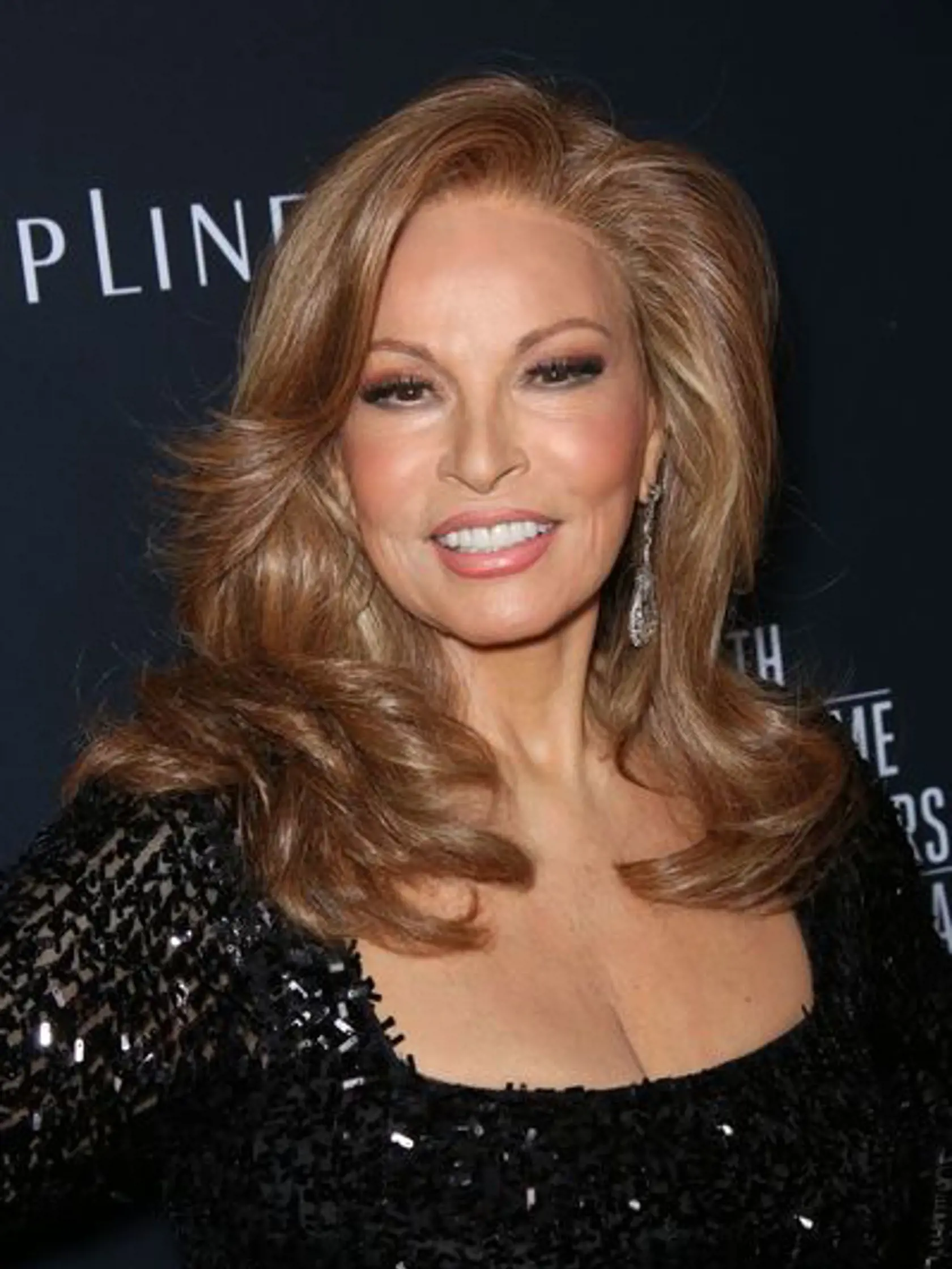 73 - ročná Raquel Welch pravidlene každý deň cvičí a tým si udržiava svoju postavu stále vo forme. Jej tvár však prešla niekoľkými vylepšeniami.
