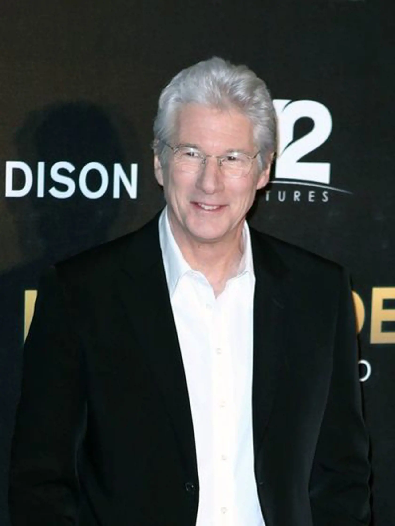Veľký sympaťák Richard Gere sa už dávno zmieril so svojimi šedinami, no stále privádza do kolien nejednu fanúšičku.