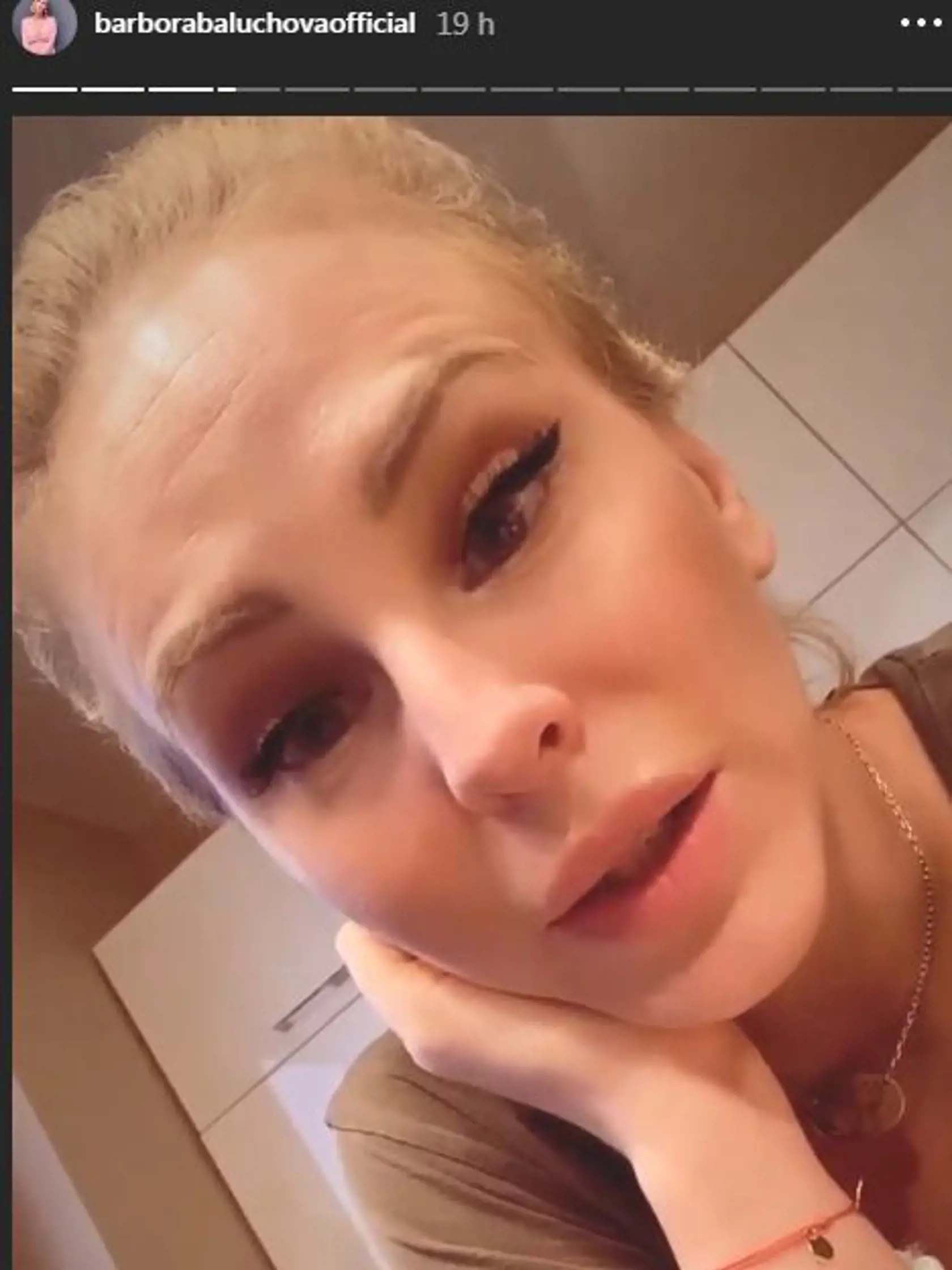 Barbora Balúchová opäť predviedla, akoby podstúpila nejaké vylepšenie. Jej "natiahnuté" oči sa nedajú prehliadnuť.