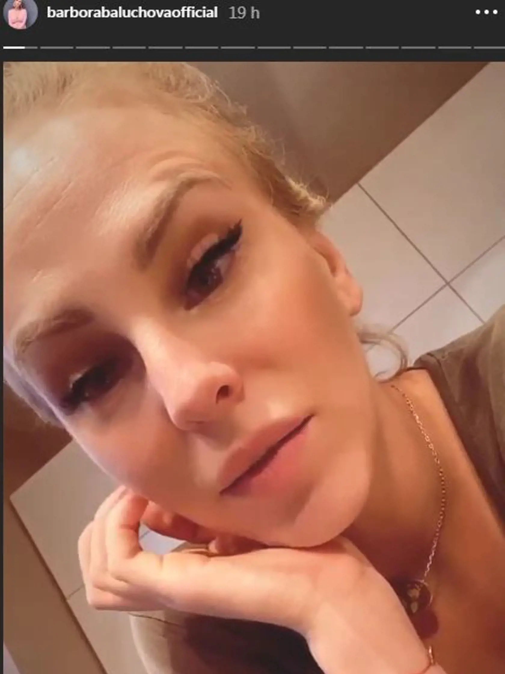 Barbora Balúchová opäť predviedla, akoby podstúpila nejaké vylepšenie. Jej "natiahnuté" oči sa nedajú prehliadnuť.