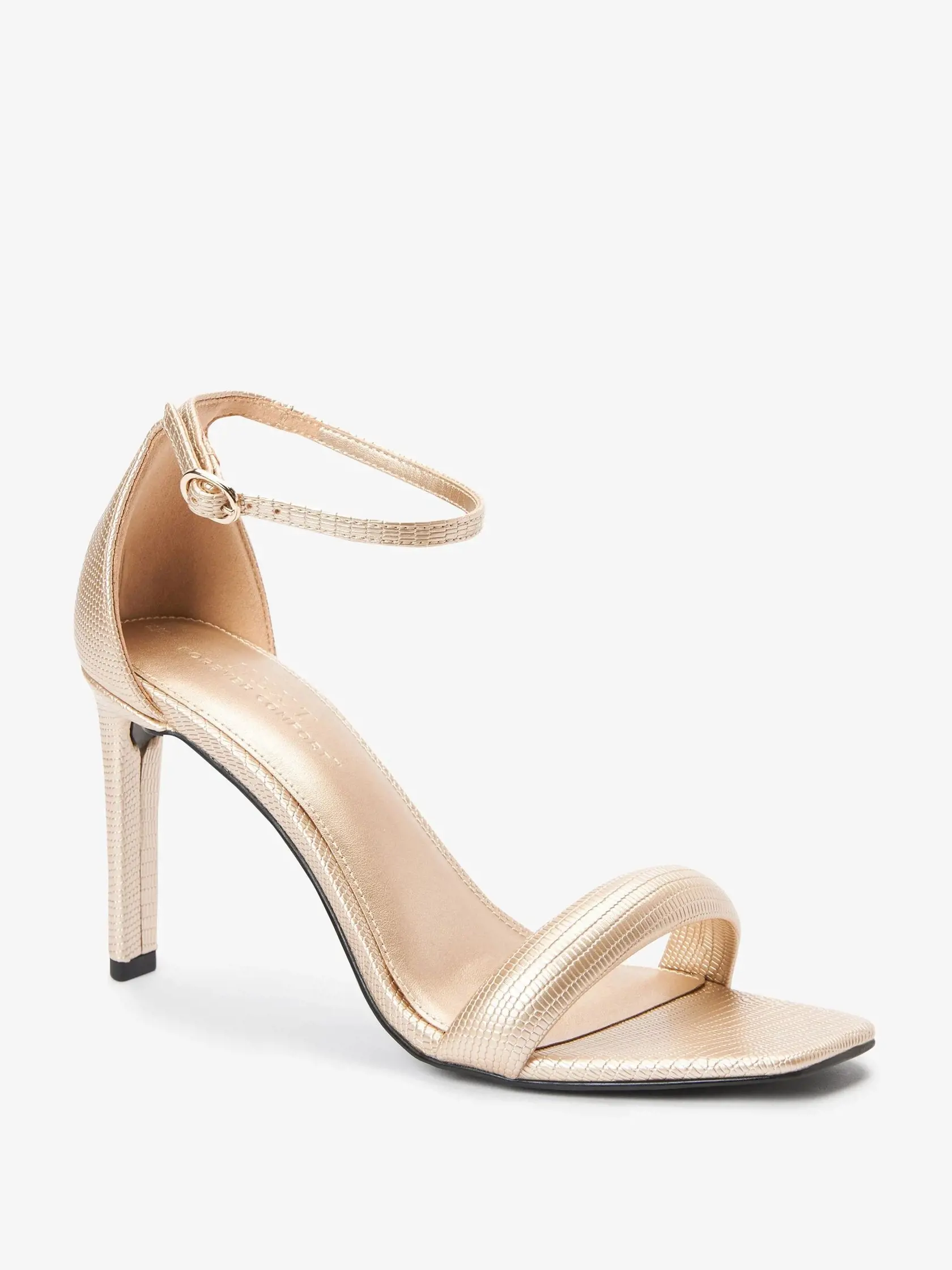 Tieto outfity vás spolu vyjdú okolo stovky! Sandále 34 €