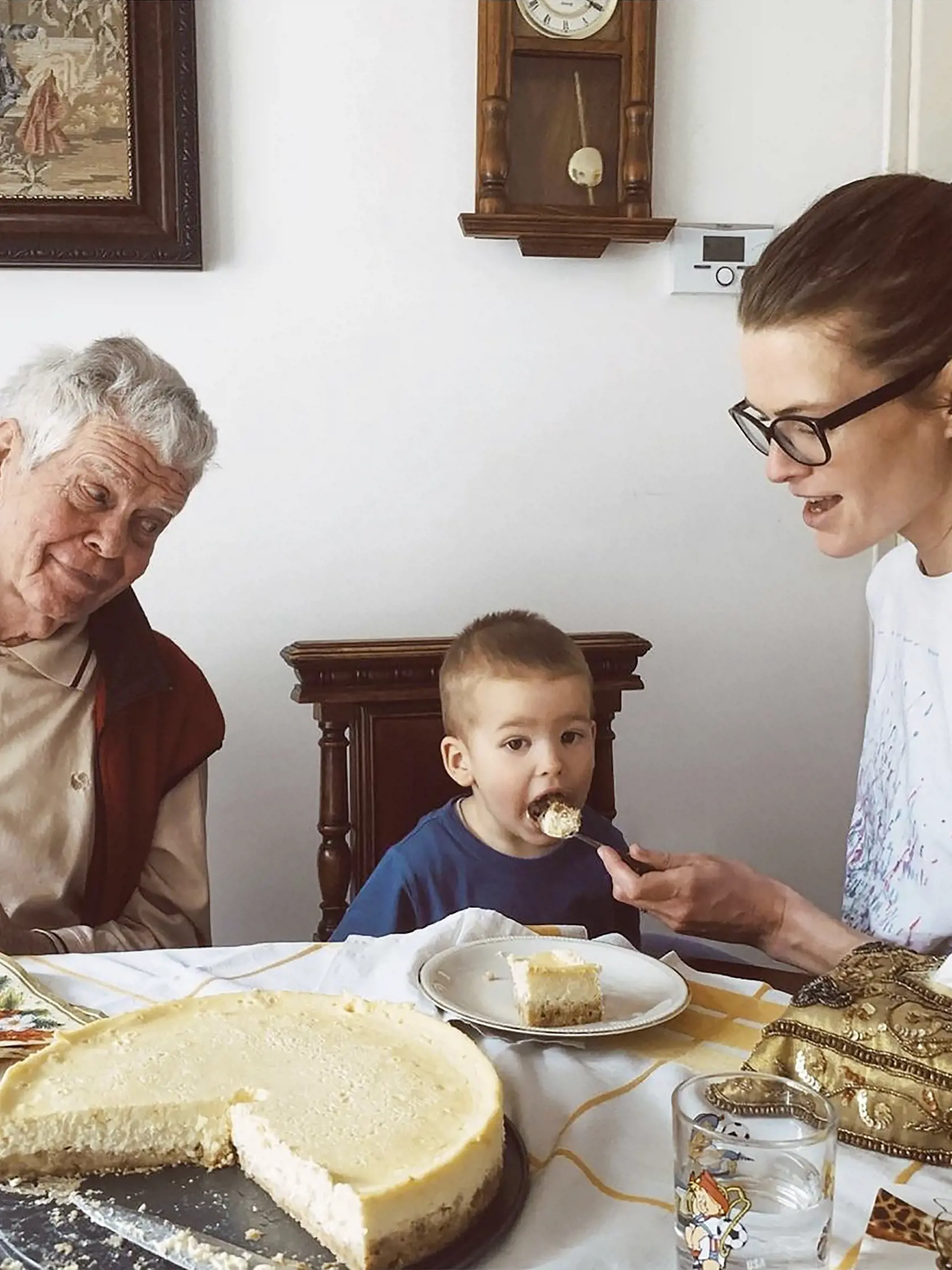 Herec Oldo Hlaváček na rodinnej oslave u vnučky Michaely. Dva mesiace od smrti milovanej manželky vyčaril malý úsmev na tvári. Na zábere s najmladším pravnúčikom a vnučkou Michaelou (vpravo).