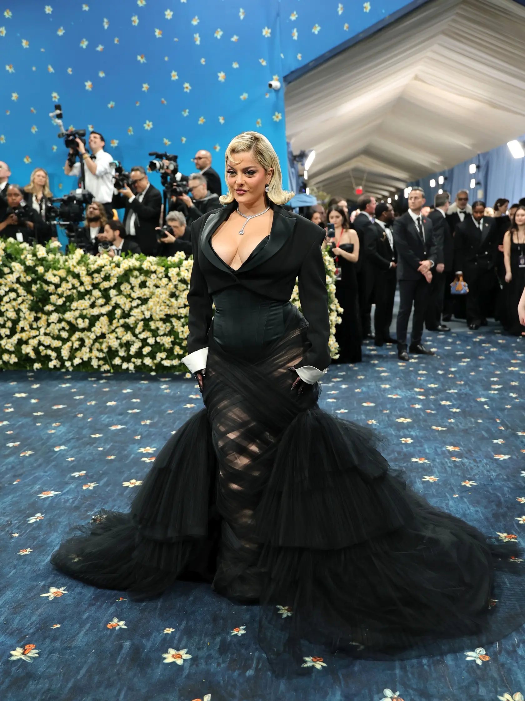Speváčka Bebe Rexha odhalila nadupaný hrudník. 