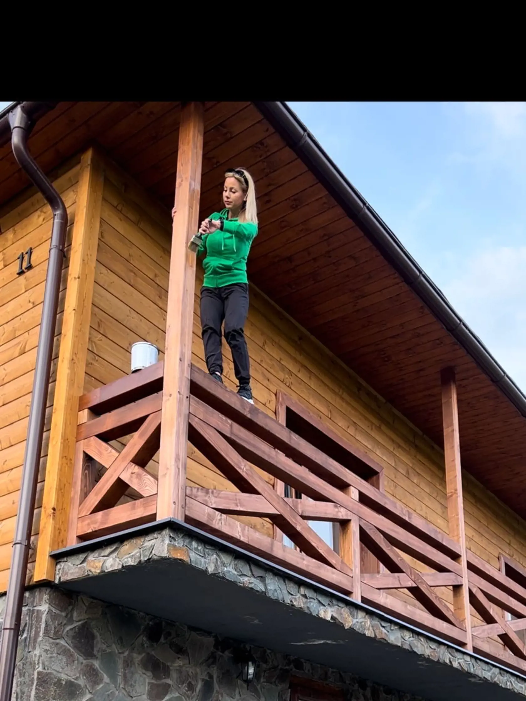 Černákova priateľka Monika, vyštudovaná právnička, pravidelne priložila ruku k dielu a postarala sa nielen o obnovu náteru na drevených častiach domu.