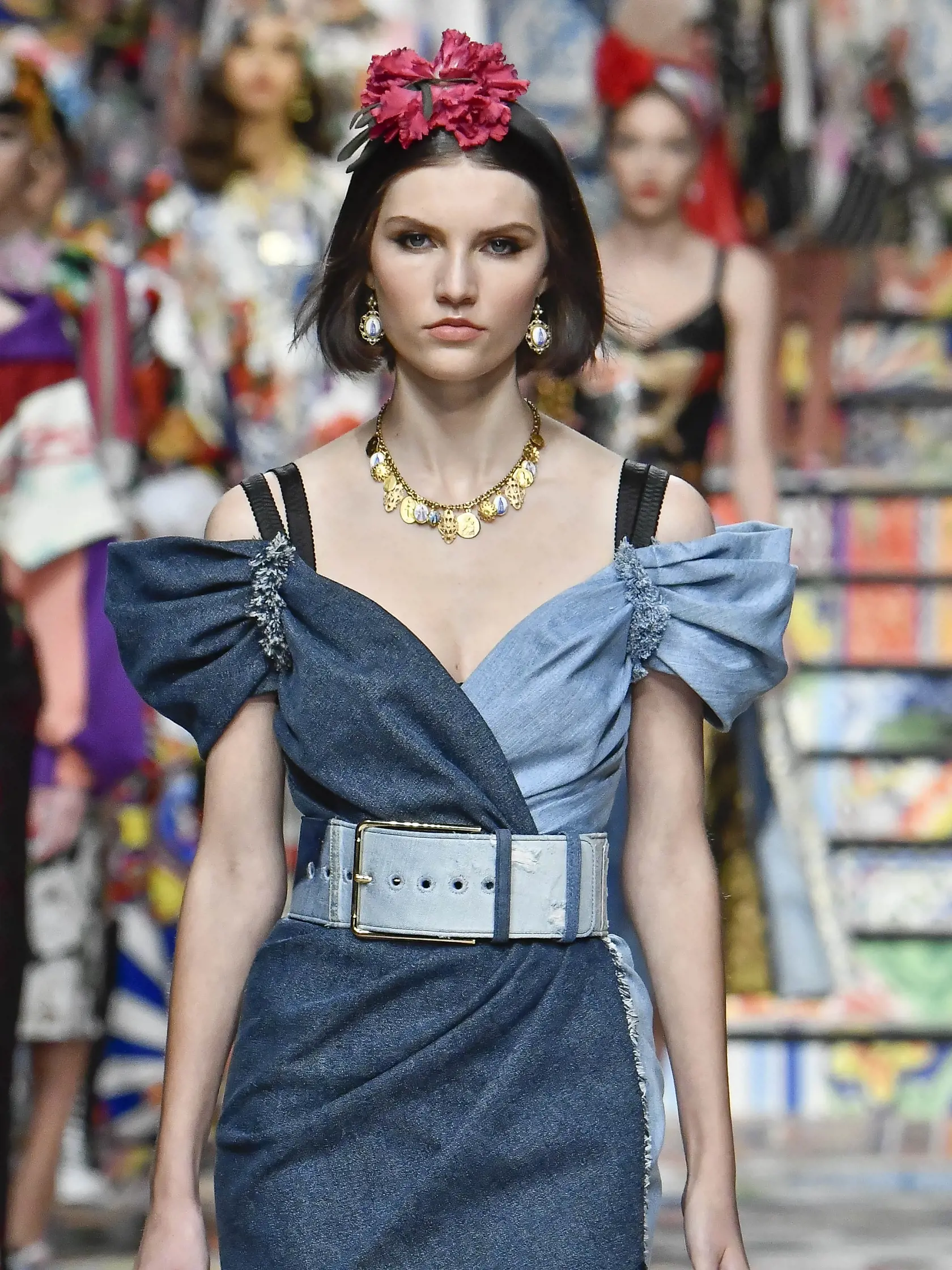 Dolce&Gabbana: Retro denim v podobe štýlových šiat pôsobí vždy mimoriadne žensky.