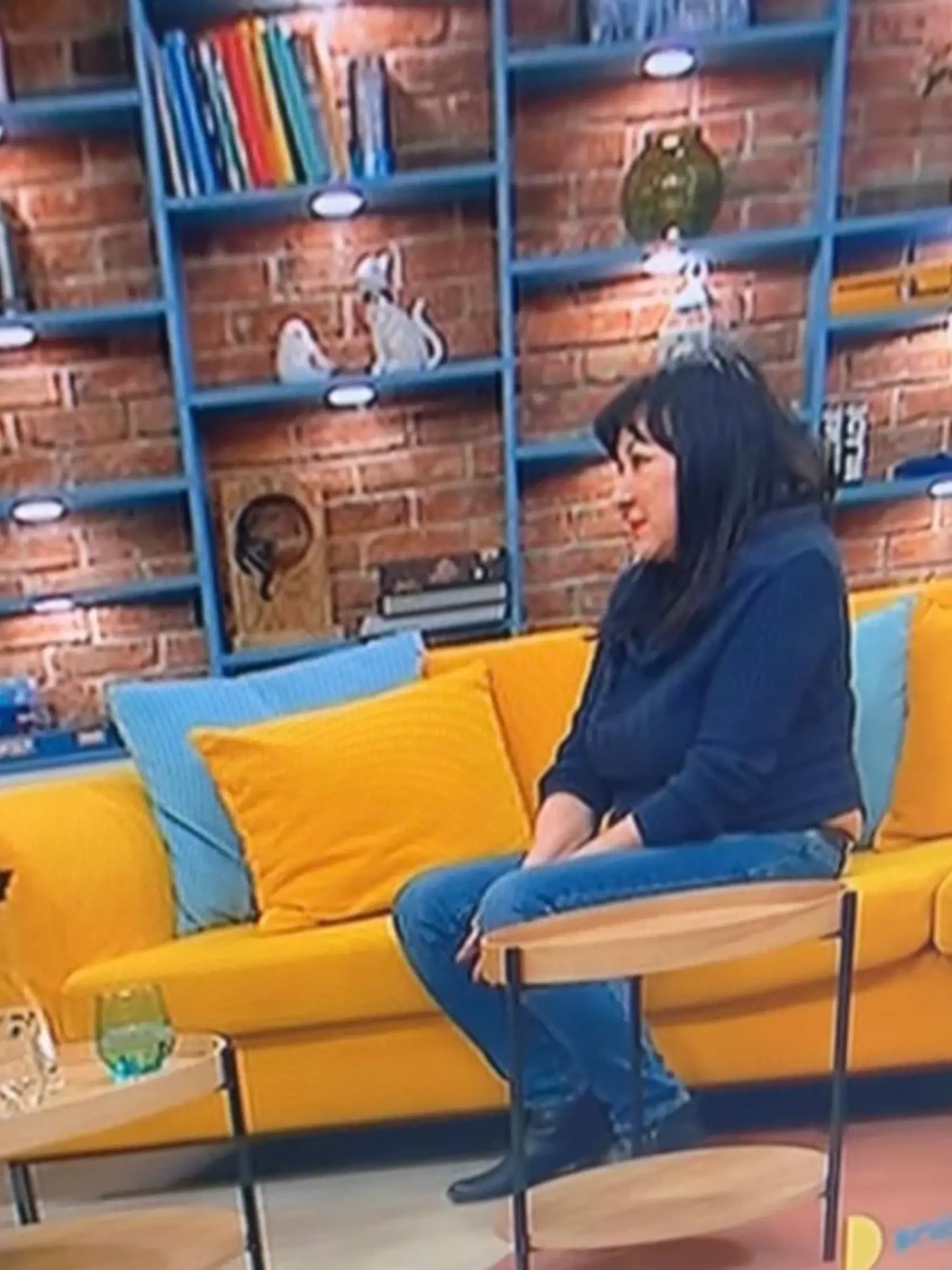 Dáda si do rannej relácie obliekla iba jednoduchý sveter a džínsy, ktoré zvýraznili jej nedokonalosti.