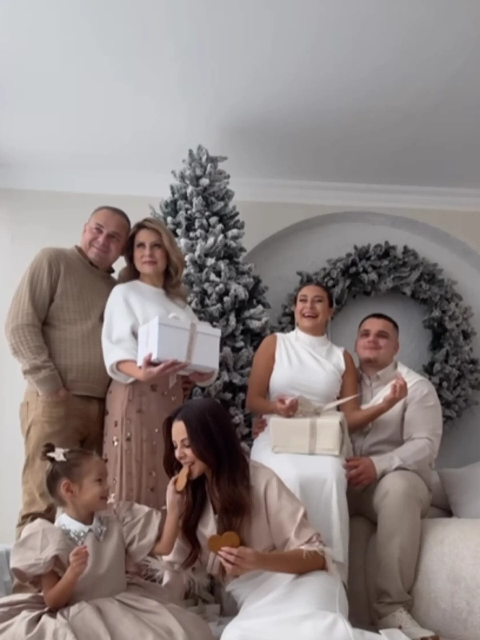 2024: Monika absolvovala vianočné fotenie len s rodinou, jej partner Leo bol chorý.