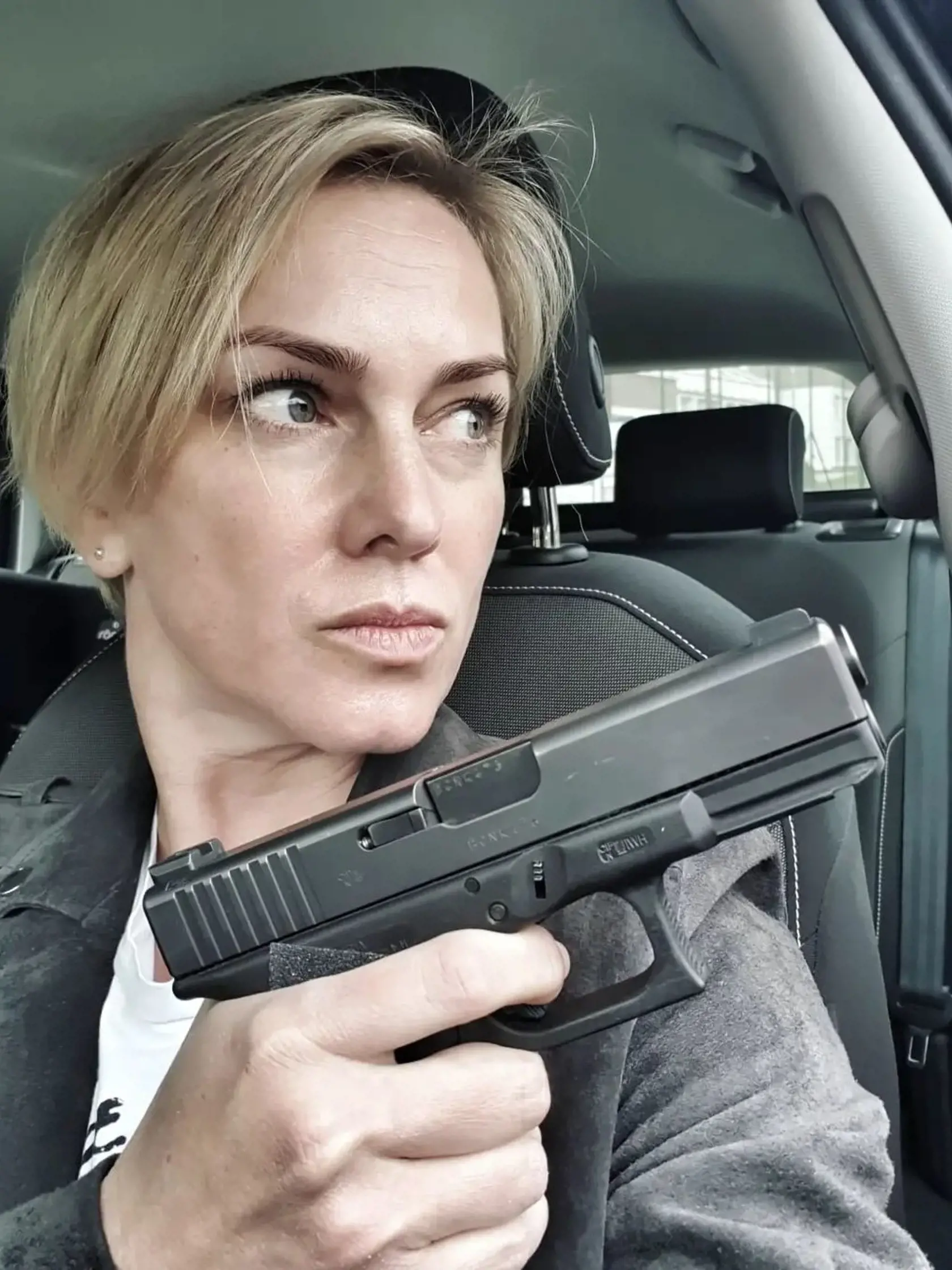 Ako drsná kriminalistka sa herečka Monika Hilmerová predviedla v seriáli Odznak Vysočina pre TV NOVA