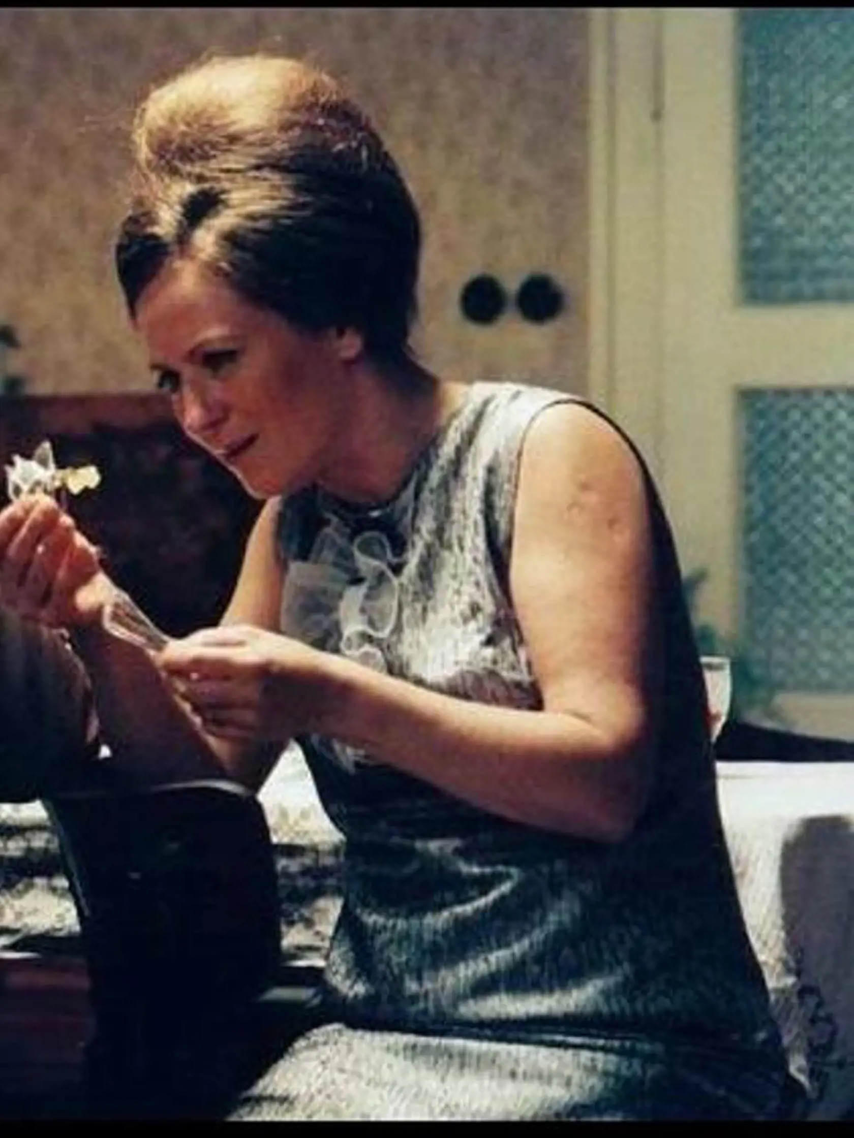 Simona Stašová nemala ako pani Šebková vo filme žiadnu parochňu. Účes bol vytvorený z jej vlastných vlasov.