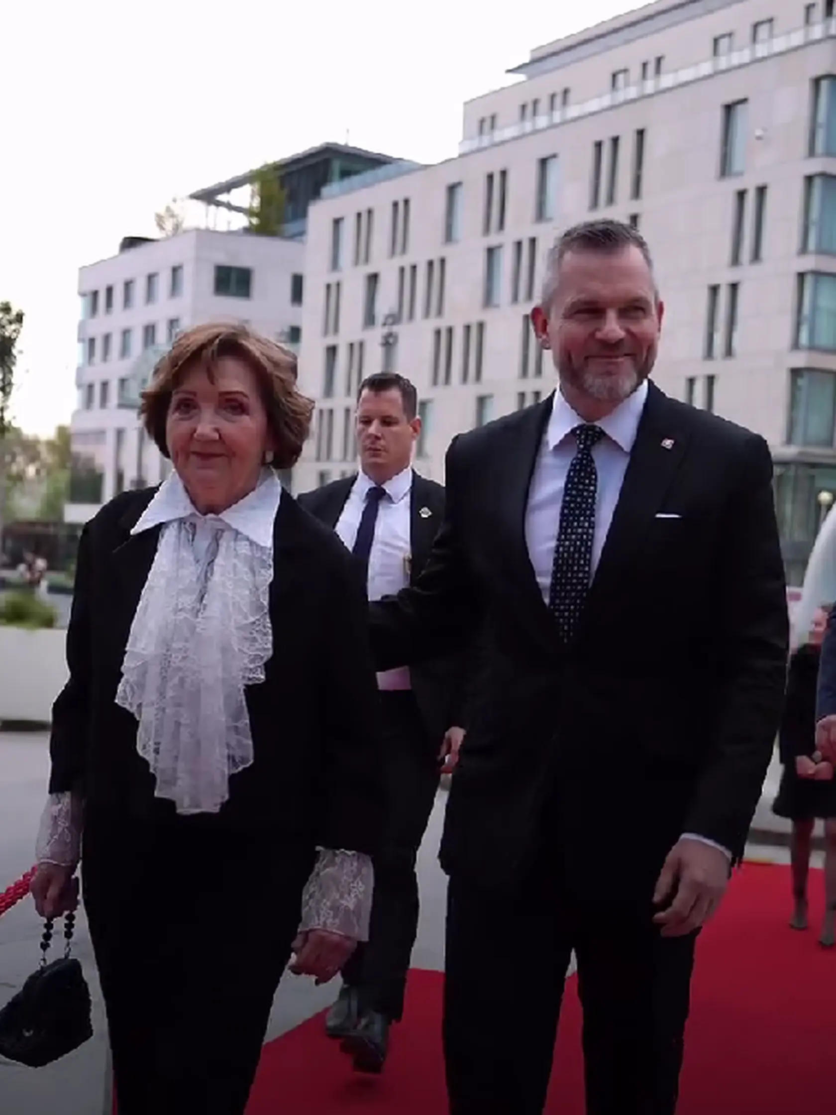 Prezident Peter Pellegrini si nenechal ujsť premiéru baletu Onegin, na ktorú prišiel s mamou Evou. 