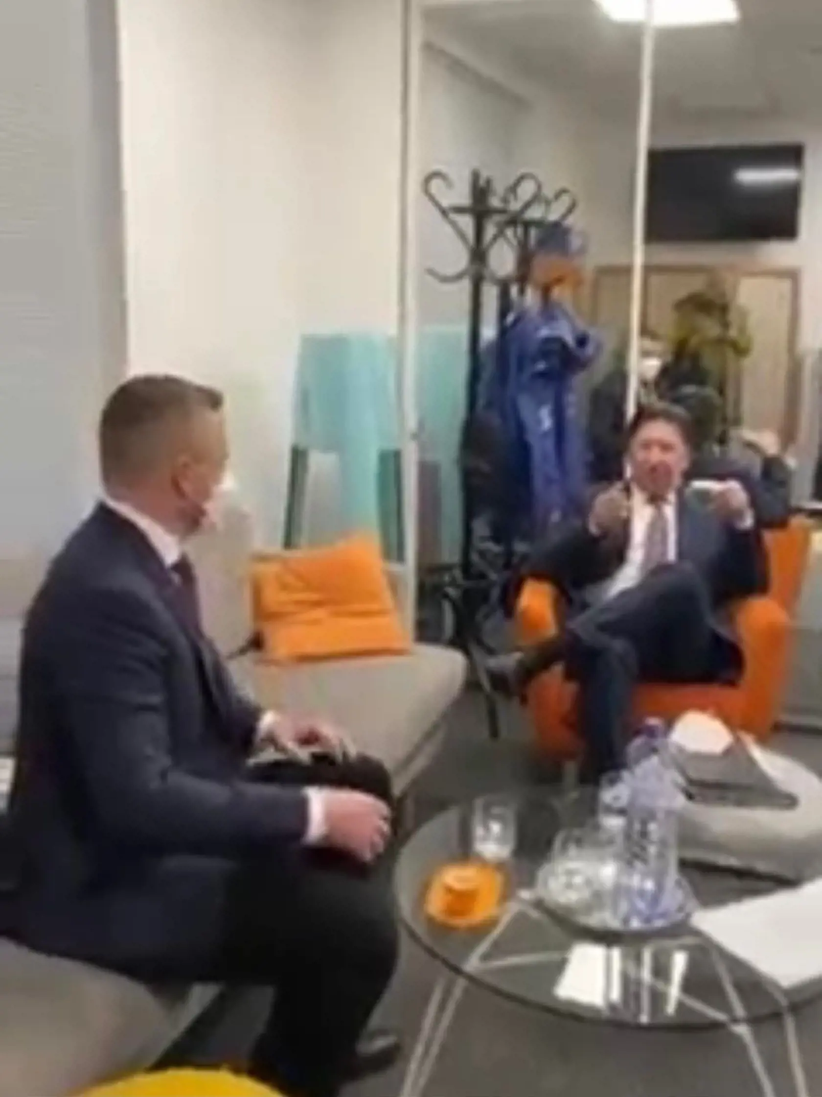 Peter Pellegrini a Ján Budaj v zákulisí Televízie Markíza.