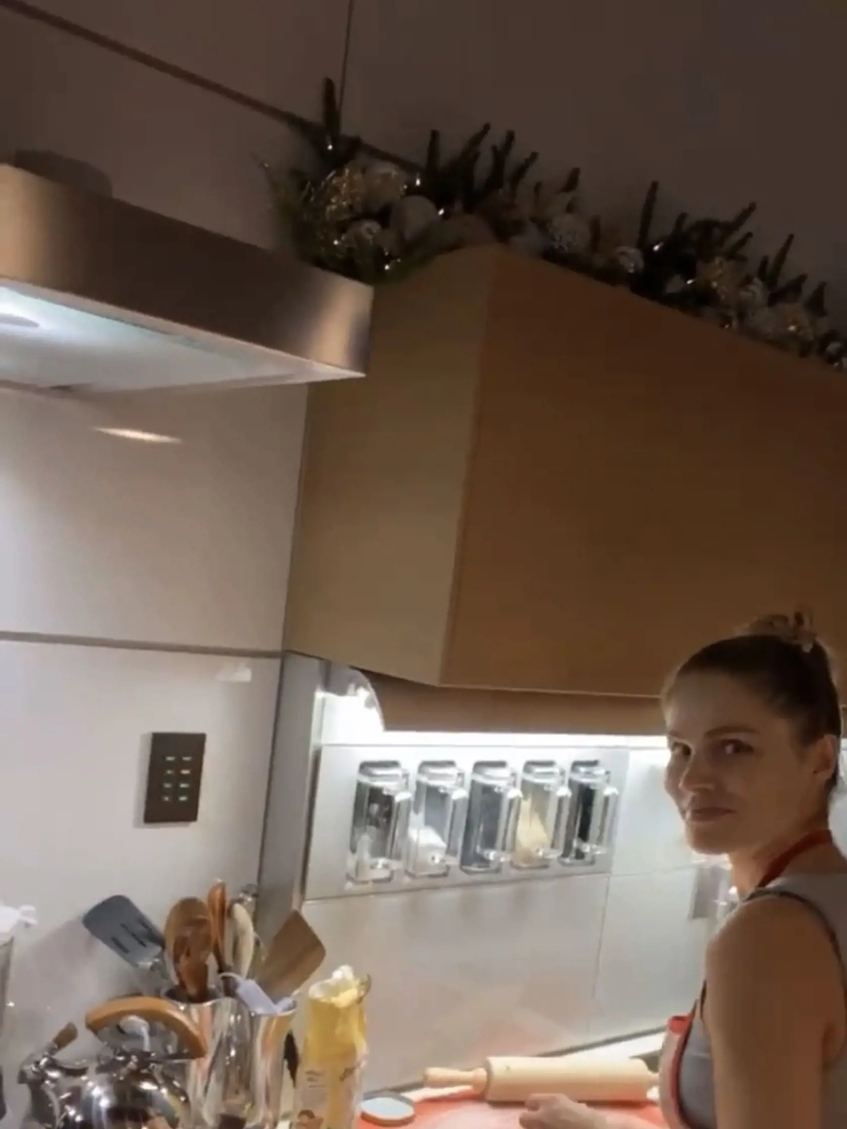 Krásna tanečníčka mala plné ruky príprav na Vianoce.