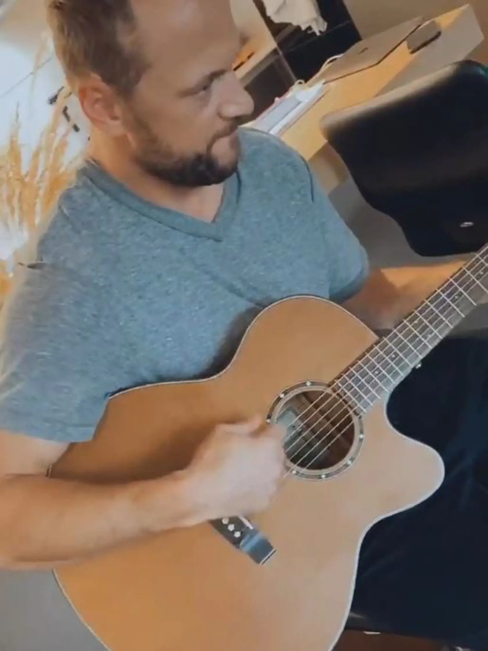 Gáboríkovci si krátia dlhé chvíle počas lockdownu aj hudbou. Marián urobil dcérke Belle súkromný koncert.
