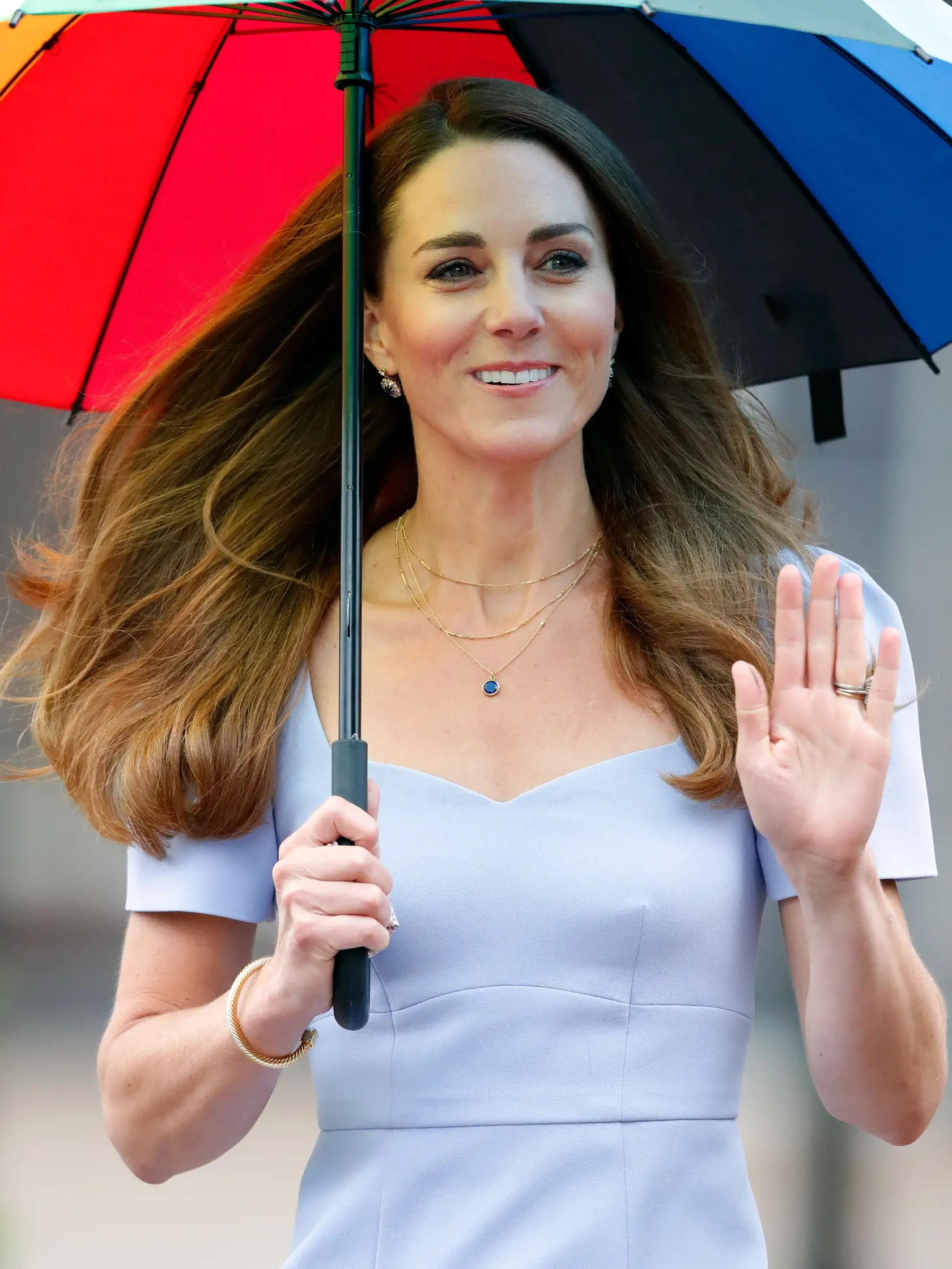 Kate s dáždnikom nielenže pripomínala hollywoodsku celebritu, ale zhodou okolností aj svoju sokyňu Meghan Markle (39), ktorá pred vyše rokom zažiarila za podobných okolností v takmer rovnakých šatách.