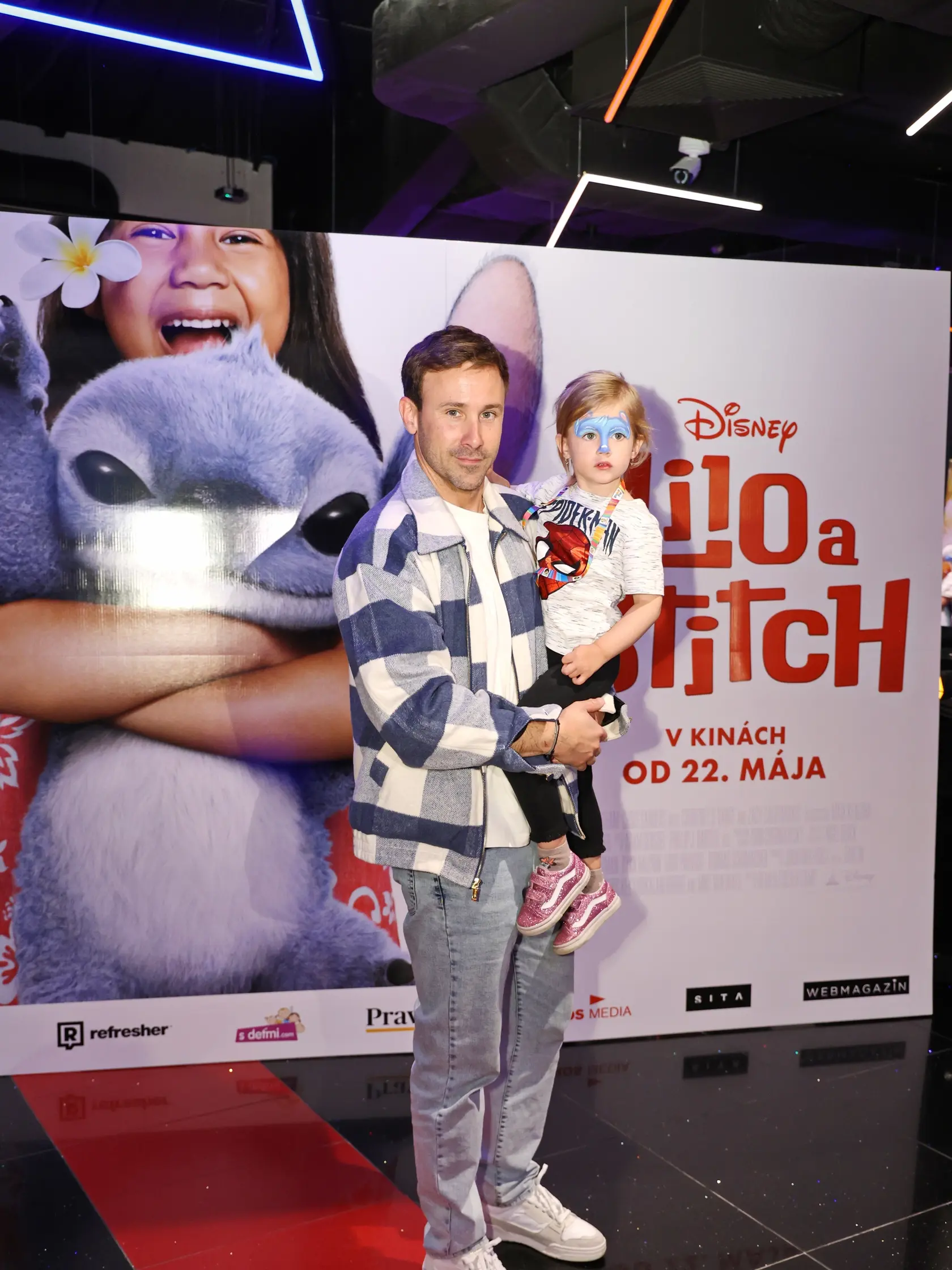 Marek Fašiang a jeho rozkošná princezná Olívia. Na komédiu a Lilo a Stitch sa poctivo pripravila a s tatinom nevynechali ani maľovanie na tvár.