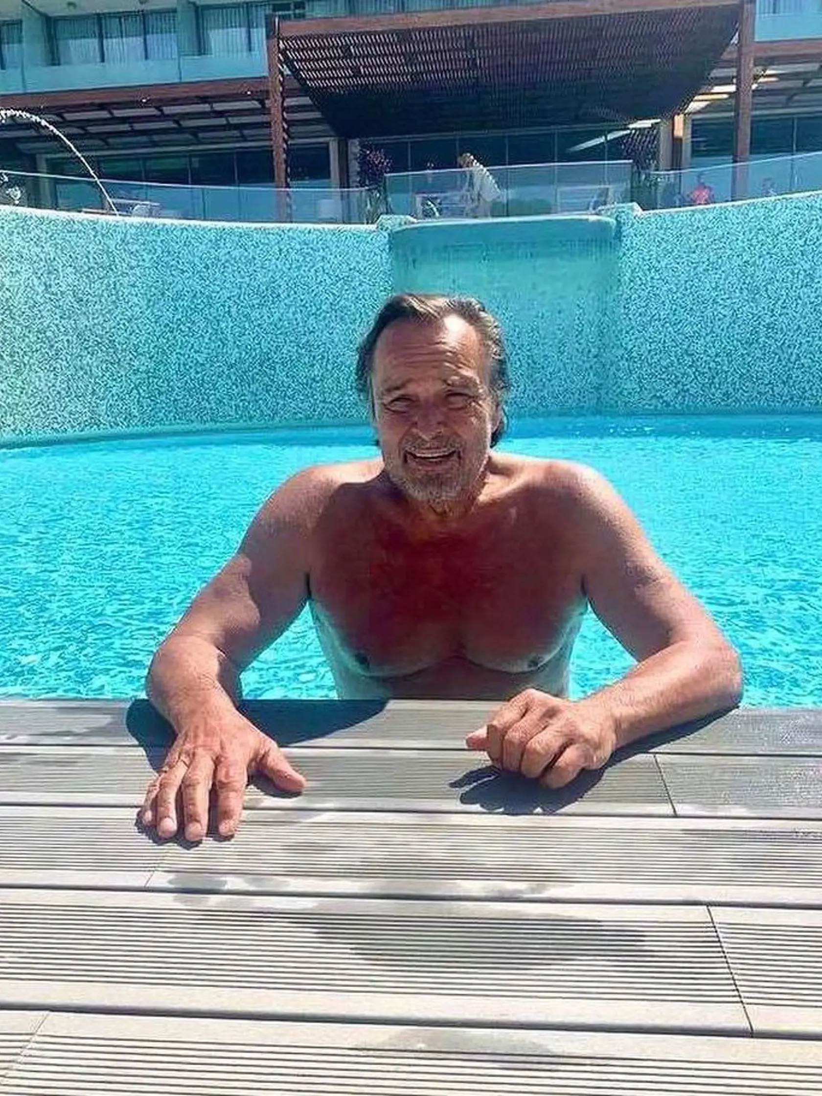 Jozef Vajda si cez pauzu doprial relax v bazéne.