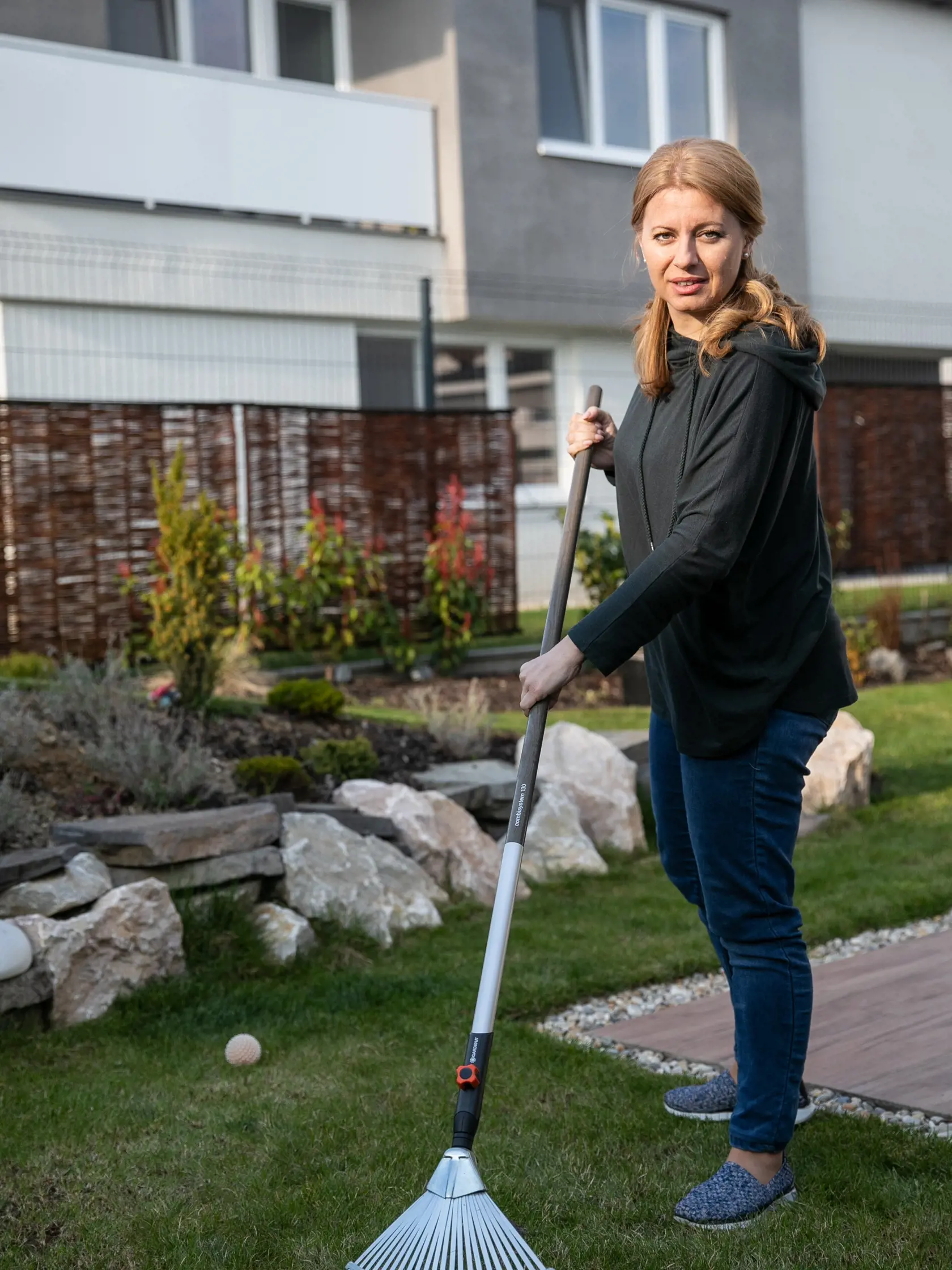 Na fotke prvá slovenská prezidentka Zuzana Čaputová. Práca v záhrade je pre ňu relaxom.
