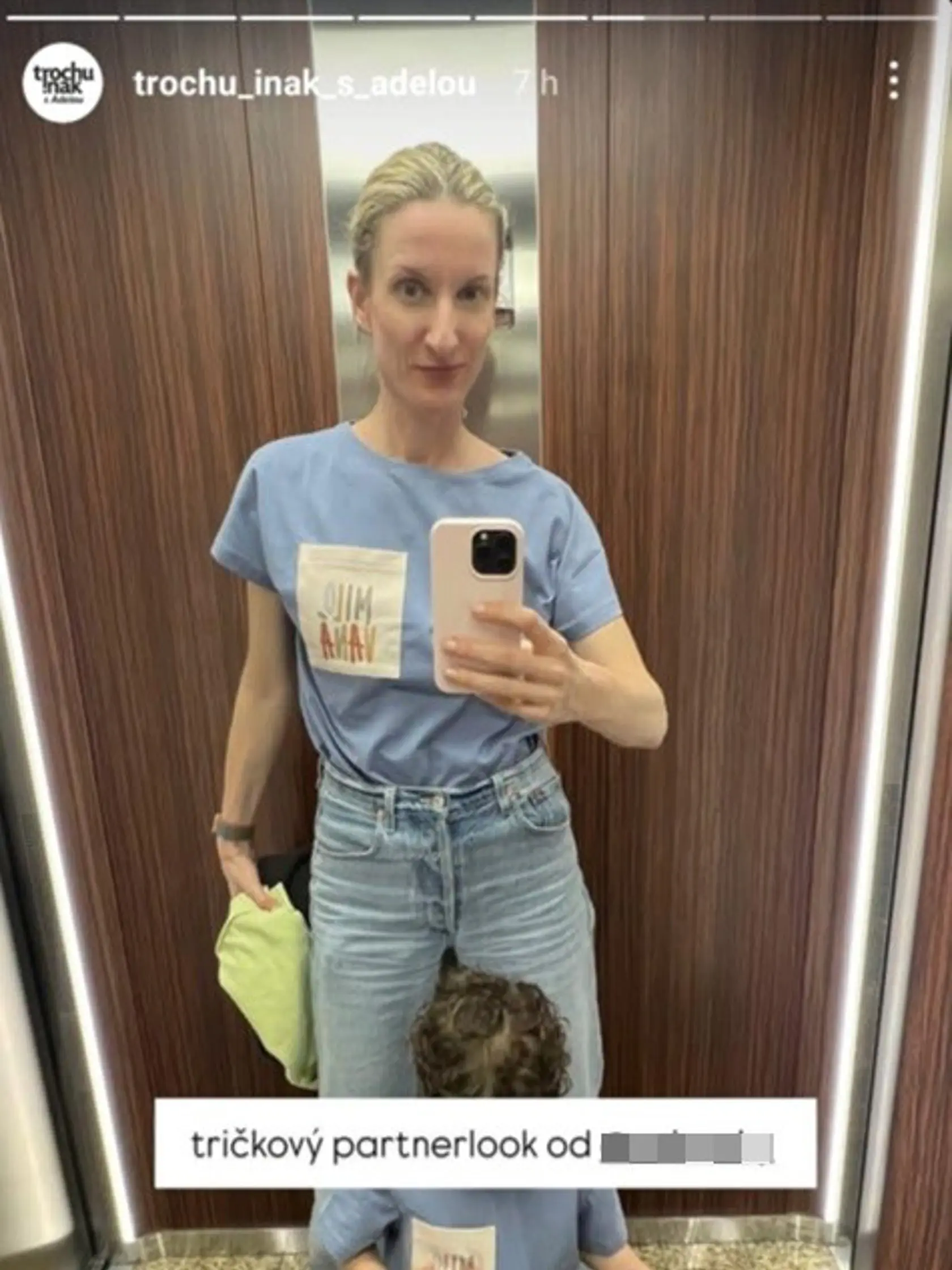 Adela Vinczeová má oblečené rovnaké tričko ako aj jej synček Max.