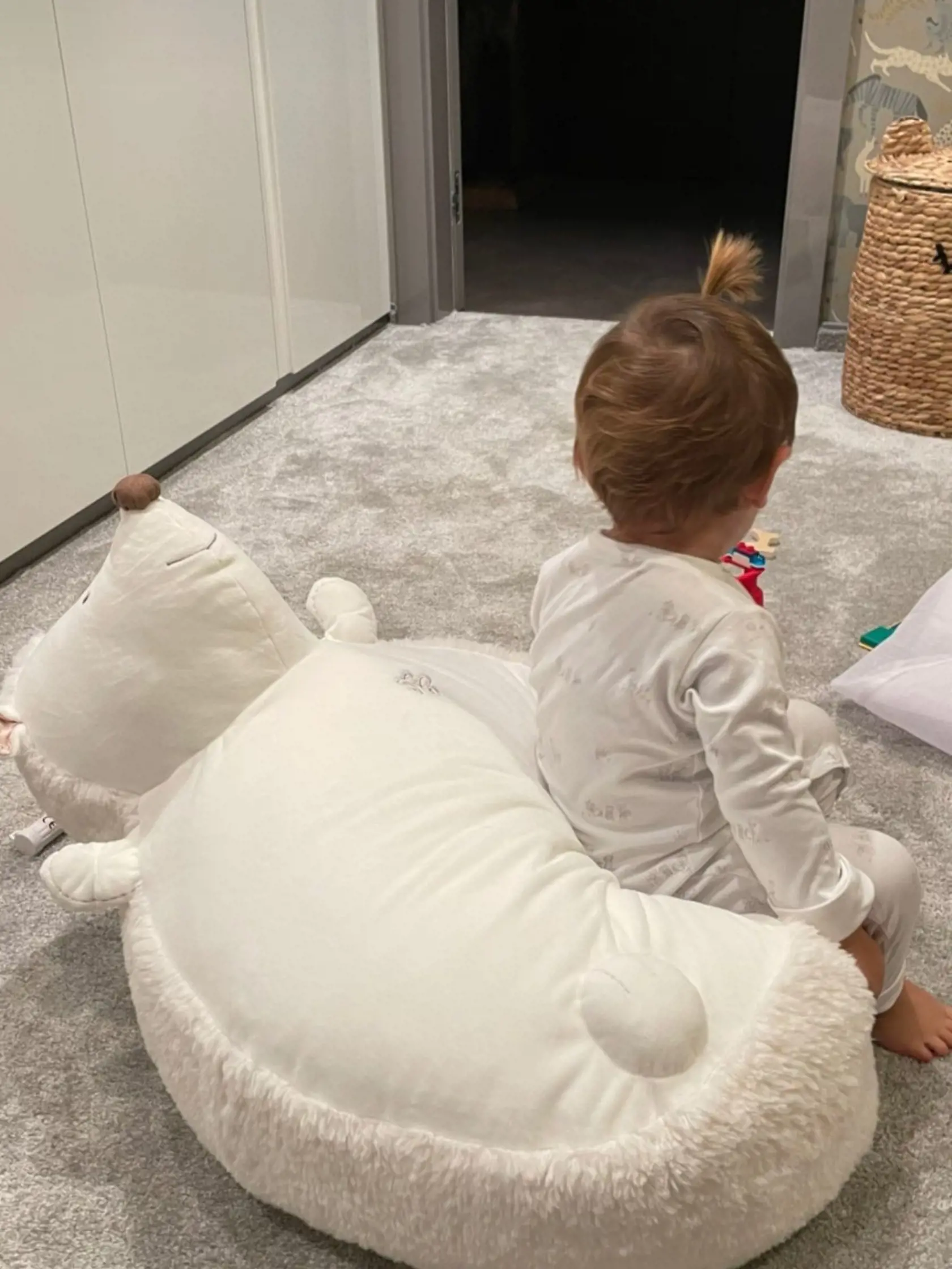 Niekedy to vyzerá tak, akoby naša bývalá tenistka chcela mať doma dcéru. Synovi Jakubkovi občas urobí na hlave cop.
