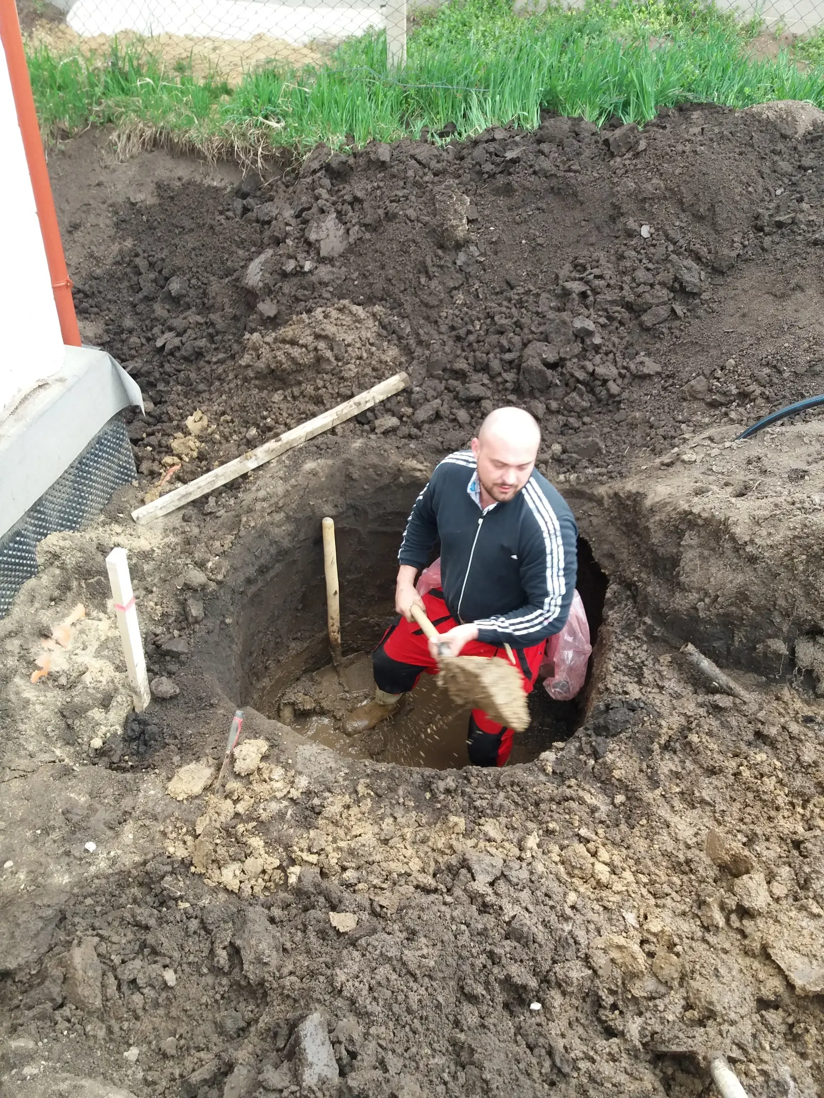 Martin hovorí, že studne kopú čoraz hlbšie, keďže  spodnej vody je už pomenej ako bolo v minulosti.