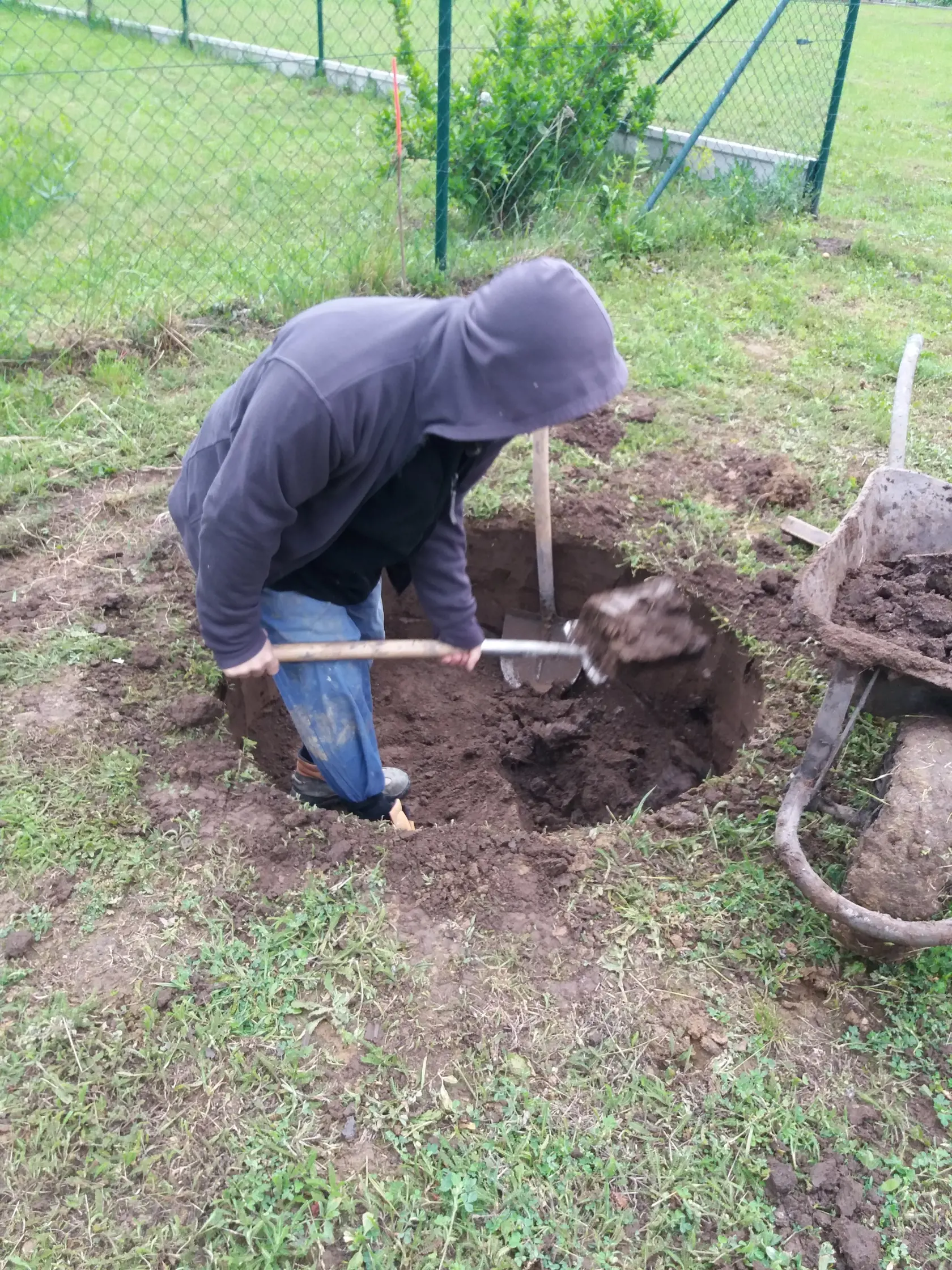 Martin má dvoch spolupracovníkov. Dvaja kopú a jeden odváža hlinu na fúriku.