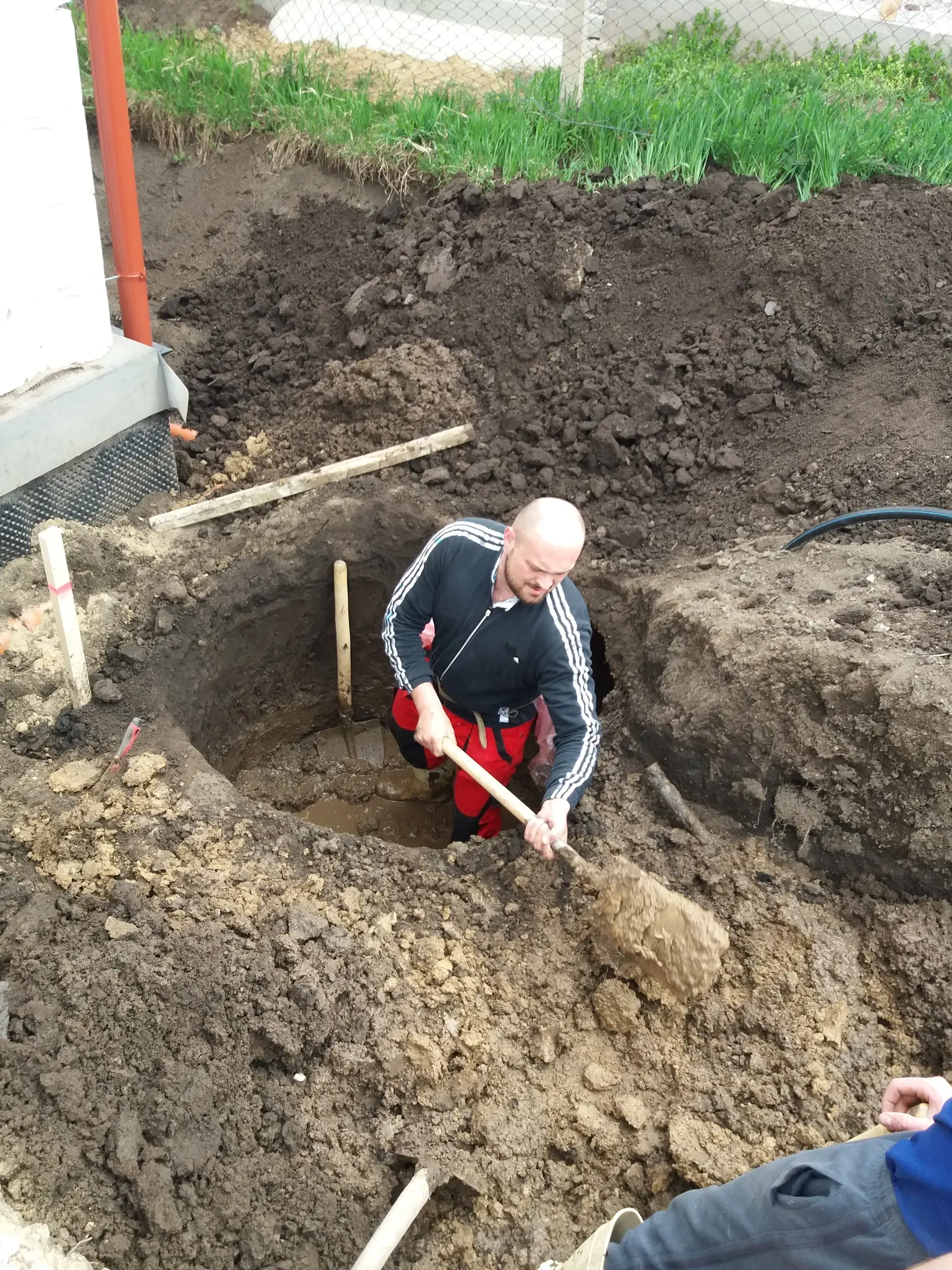 Práca studniara je veľmi náročná. Tzv. pánske ručičky by tu neboli nič platné.