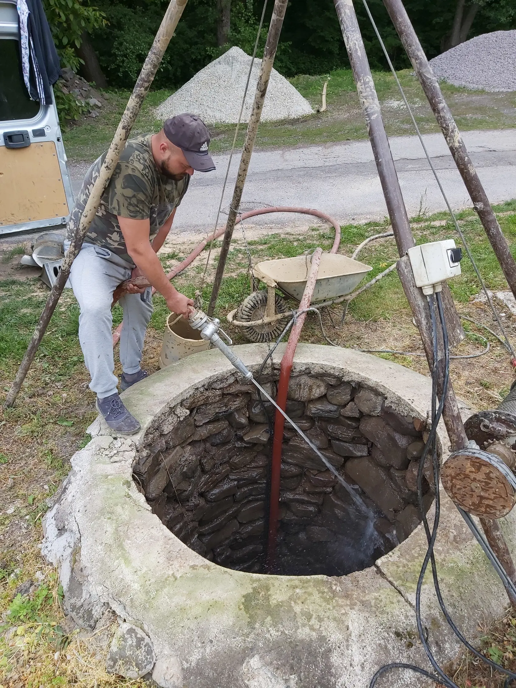 Čistenie kamennej studne.