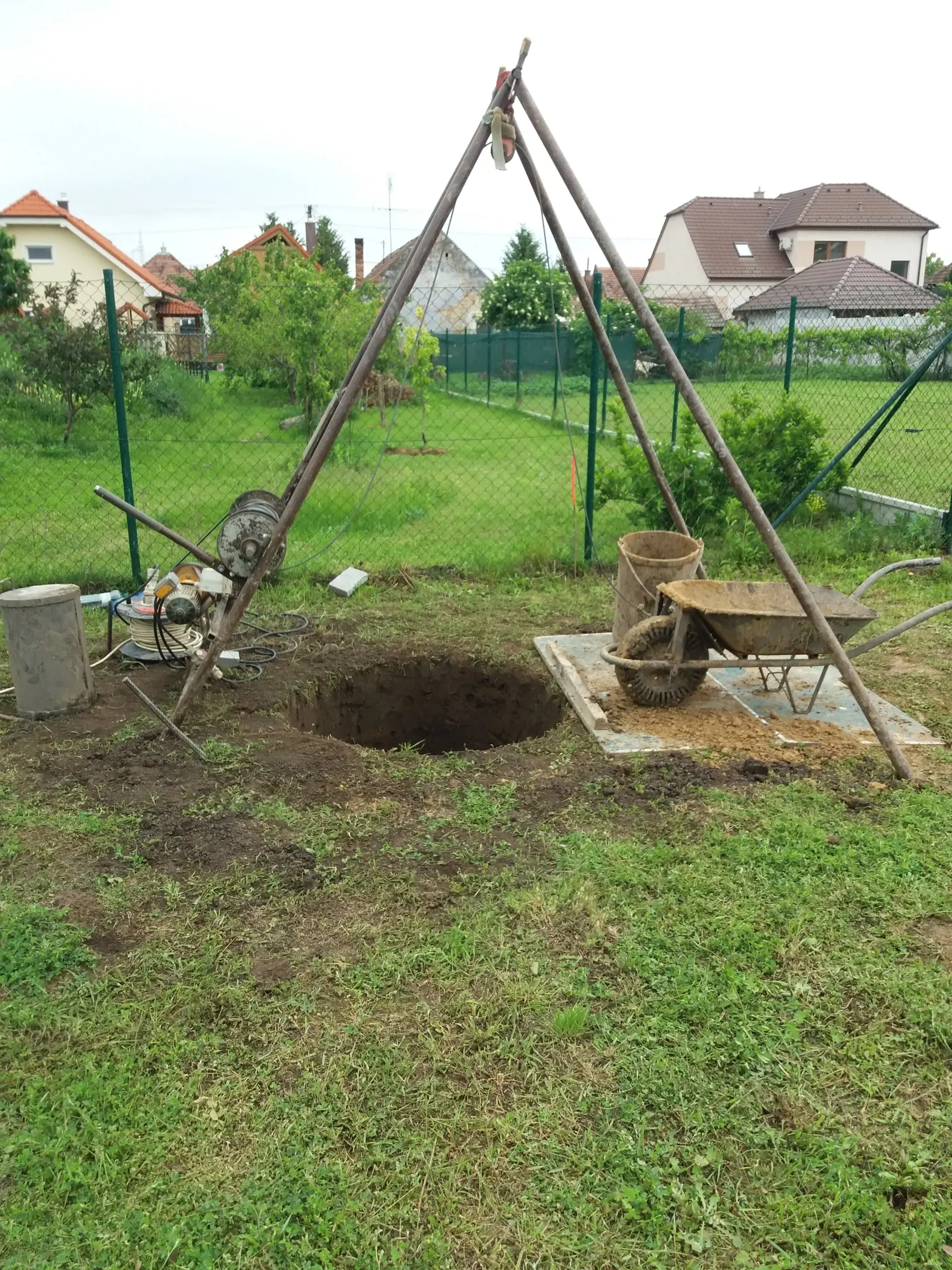 Trojnožka slúži na vyťahovanie zeminy, ale aj studniarov.