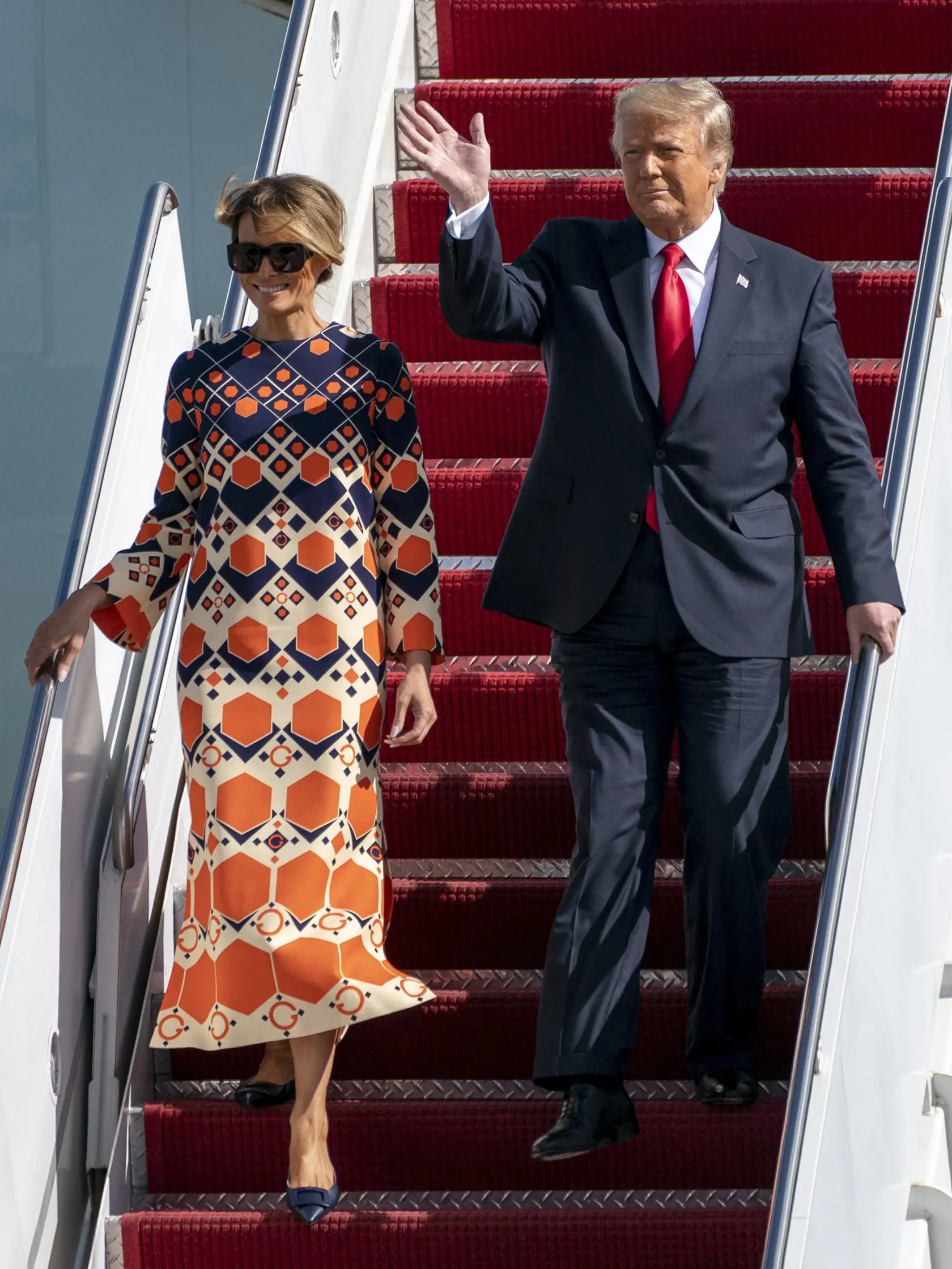 JB 55 West Palm Beach - Bývalý americký prezident Donald Trump a jeho manželka Melania Trumpová mávajú po ich príchode na medzinárodné letisko West Palm Beach na Floride 20. januára 2021, čo bol ich posledný let prezidentským špeciálom Air Force One. FOTO TASR/AP

President Donald Trump and first lady Melania Trump arrive at Palm Beach International Airport in West Palm Beach, Fla., on Wednesday,  Jan. 20, 2021. (Greg Lovett/The Palm Beach Post via AP)