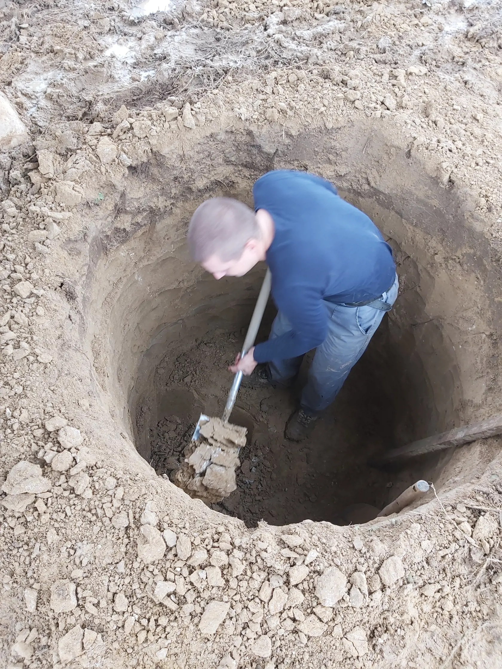 Majster hovorí, že v kopanej studni je viac vody, ktorá sa lepšie udrží  aj v horúčavách.