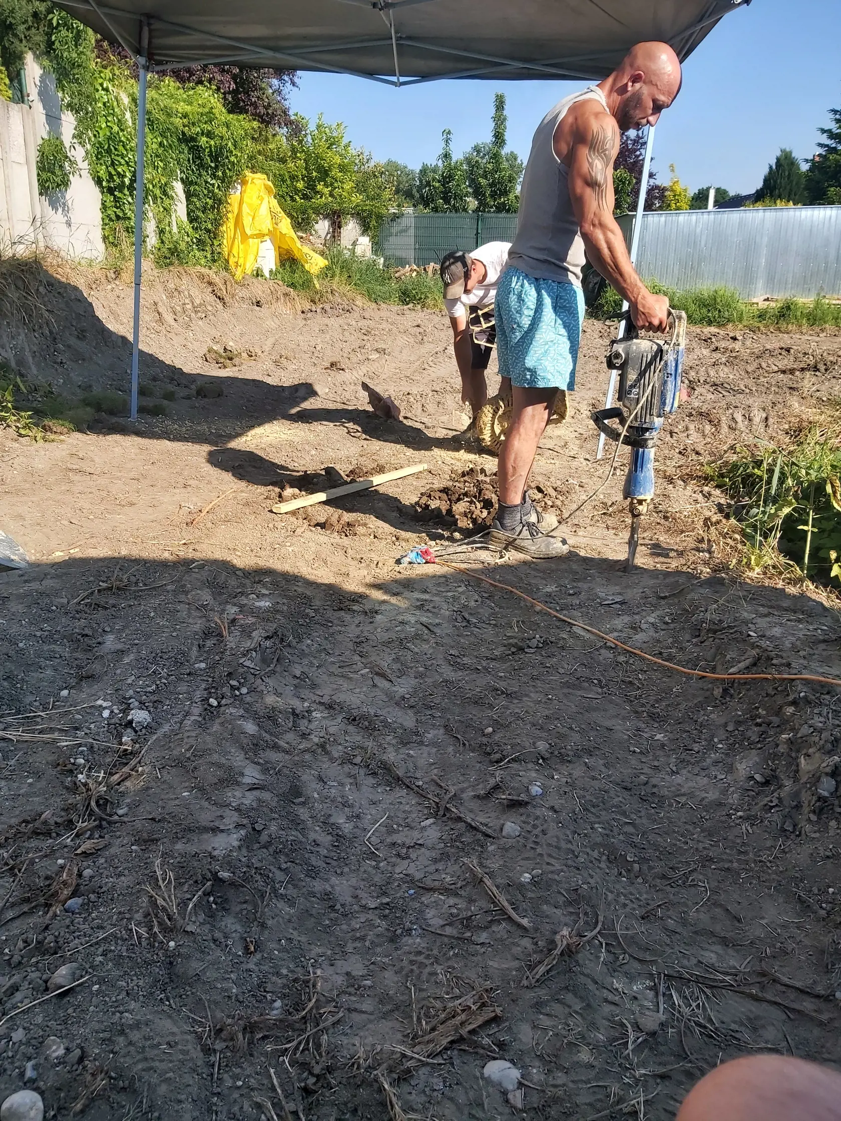 Pri kopaní do tvrdého podložia chlapí použijú zbíjačku.