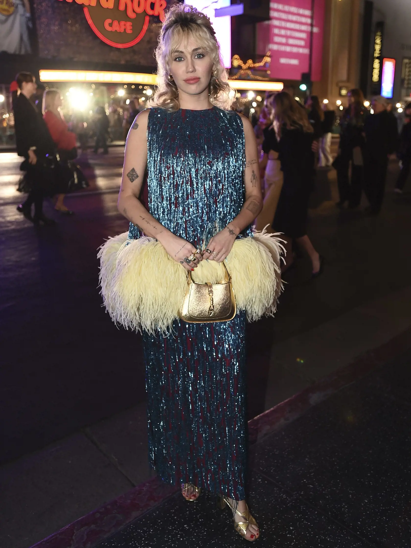 EBE 14 Los Angeles - Na snímke americká speváčka Miley Cyrusová prichádza na módnu prehliadku talianskej značky Gucci "Love Parade" v Los Angeles v noci na 3. novembra 2021. FOTO TASR/AP


Miley Cyrus attends the Gucci "Love Parade" fashion show Tuesday, Nov. 2, 2021, in Los Angeles. (Photo by Jordan Strauss/Invision/AP)